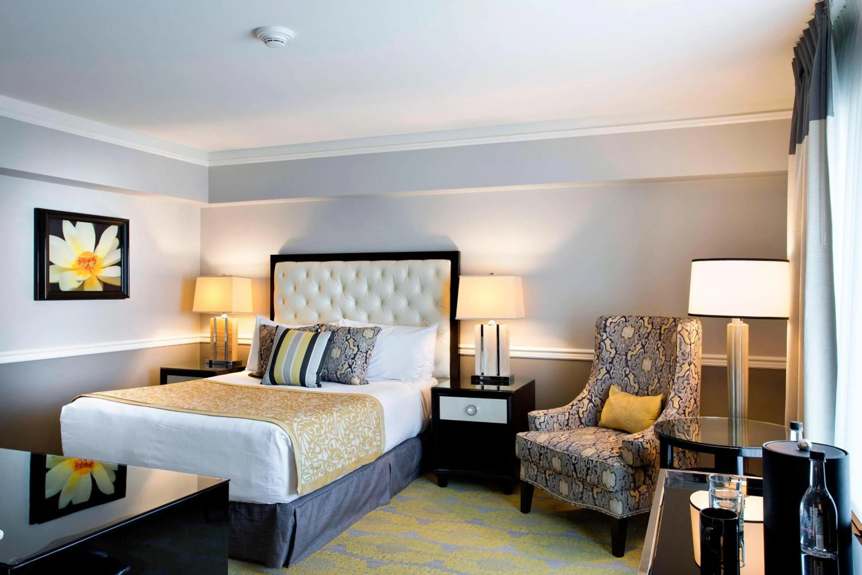 Photo of the whole room, Bed in Ambassador Hotel Tulsa, Autograph Collection