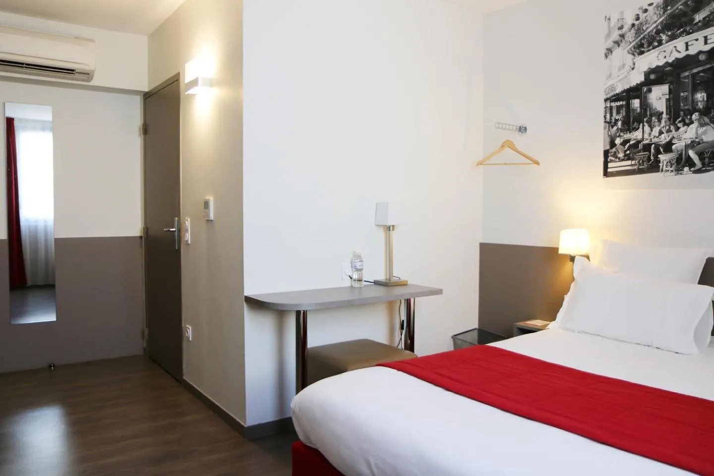 Bed in Le Quarré Hôtel Bistrot