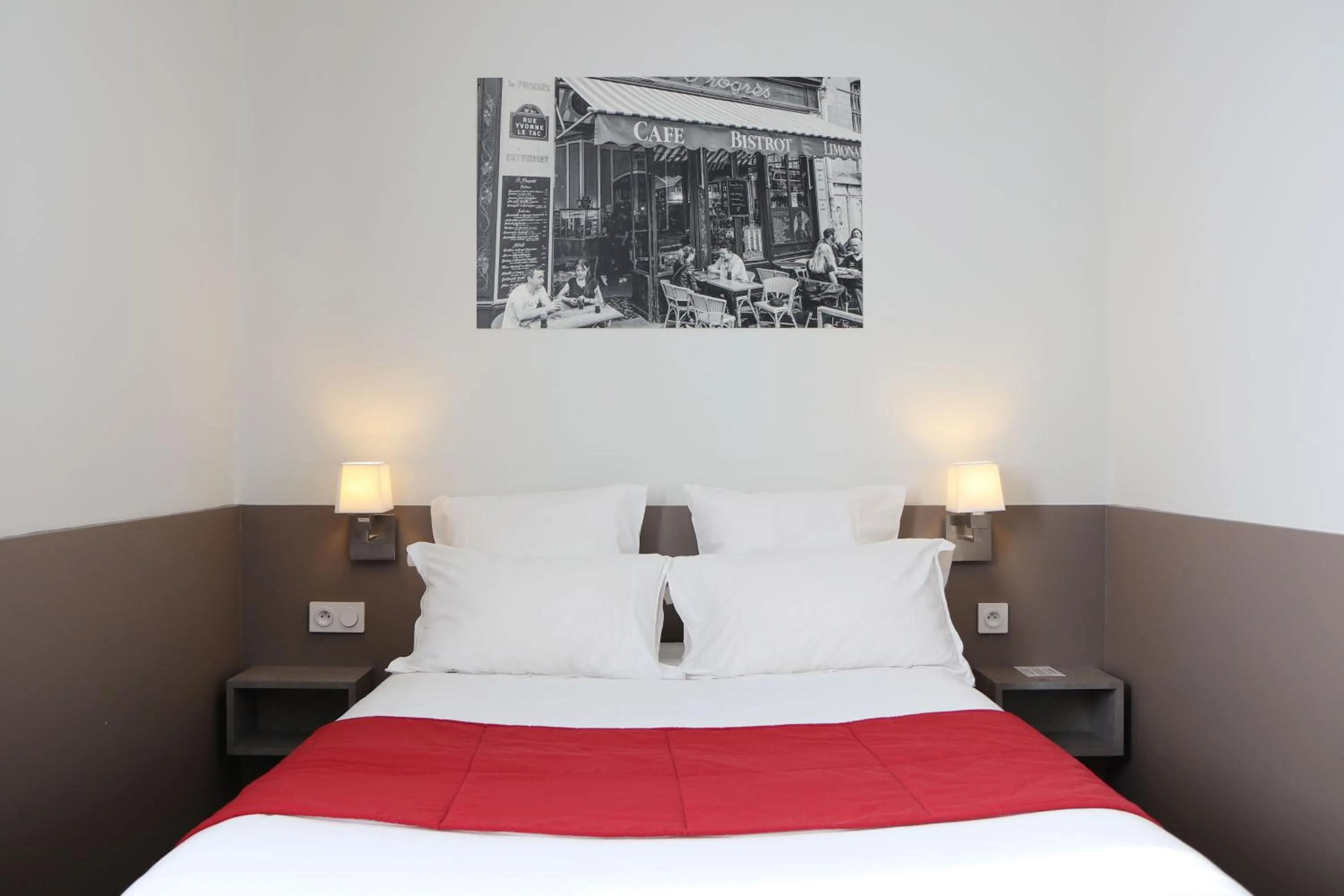 Bed in Le Quarré Hôtel Bistrot