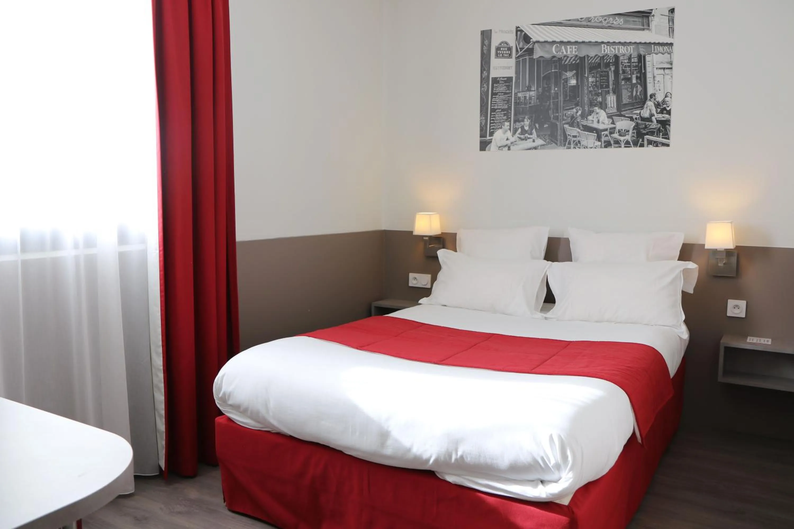 Bed in Le Quarré Hôtel Bistrot