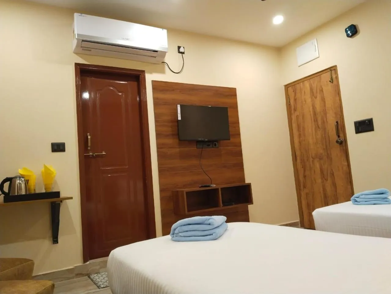 TV and multimedia, Bed in Hotel Windsor Plaza