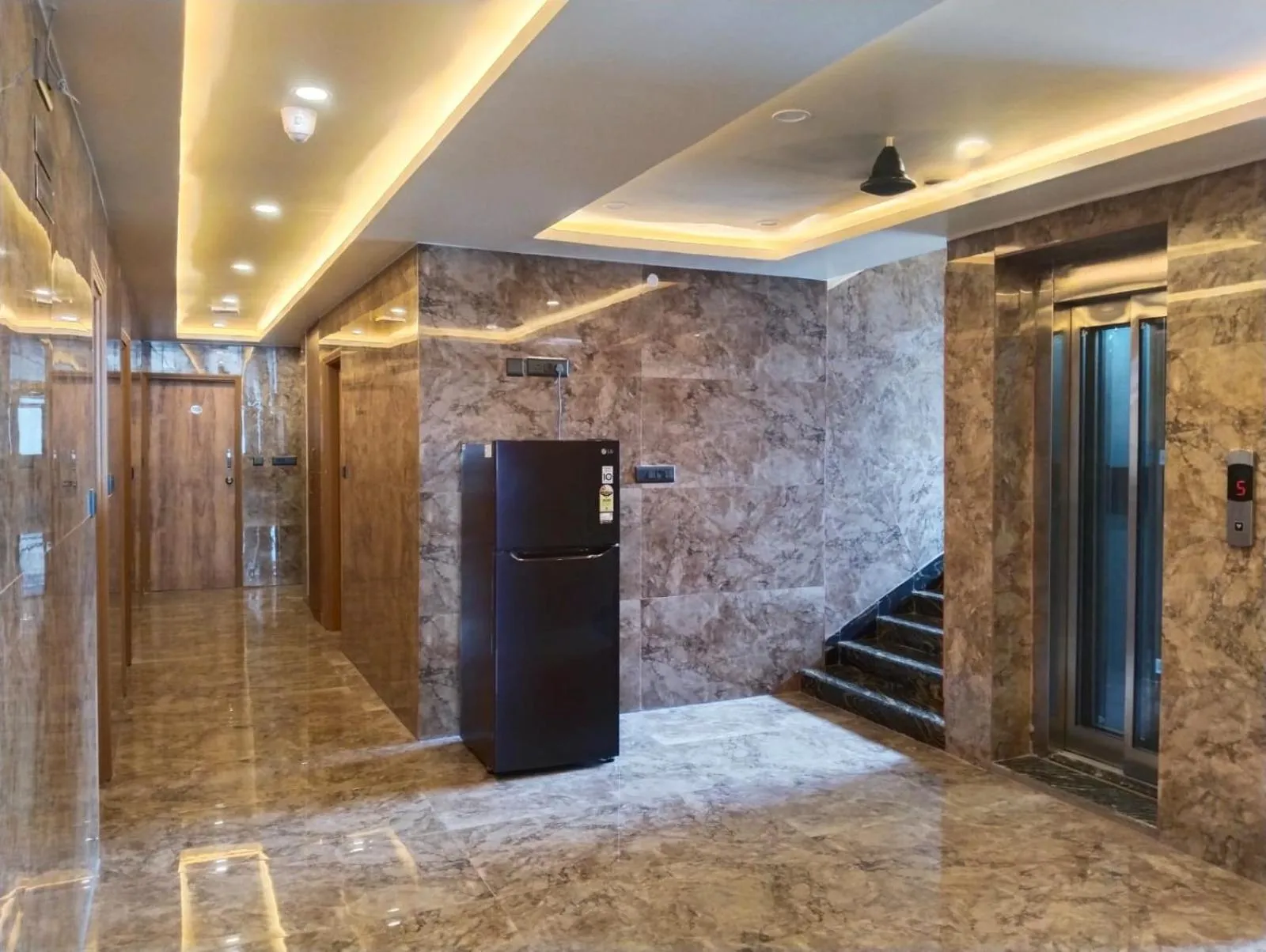 elevator in Hotel Windsor Plaza