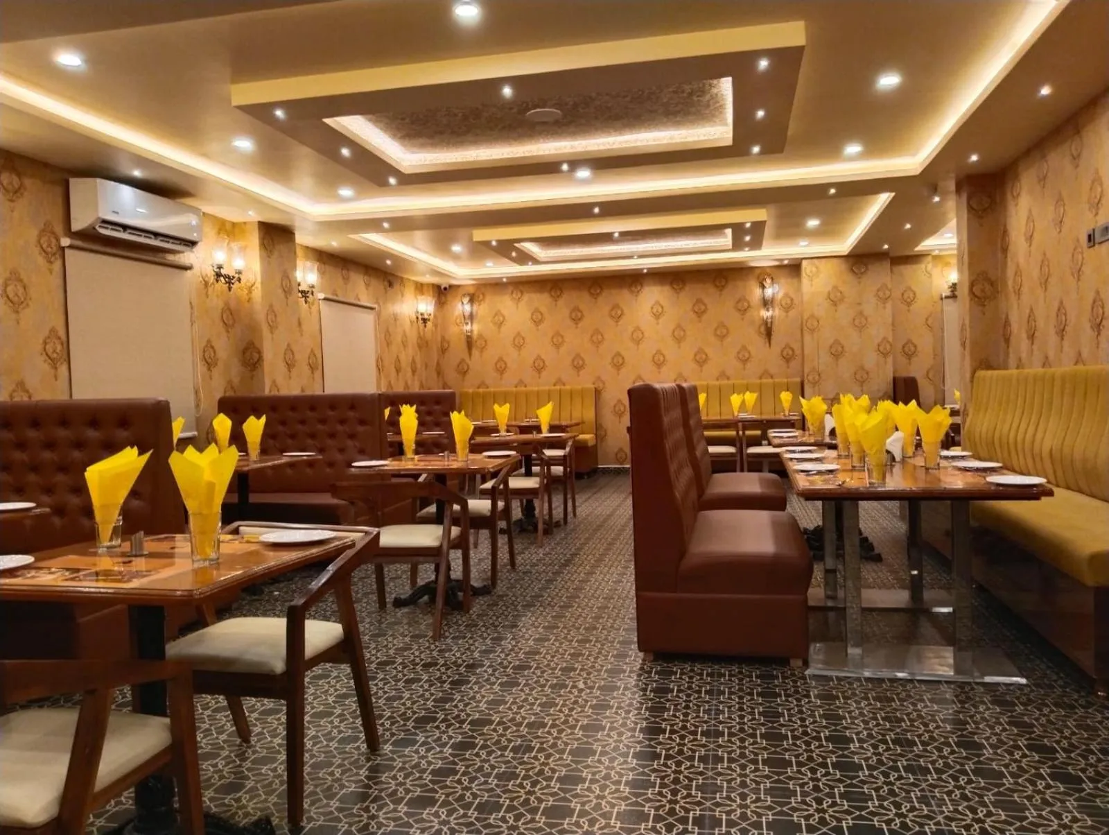 Restaurant/places to eat in Hotel Windsor Plaza