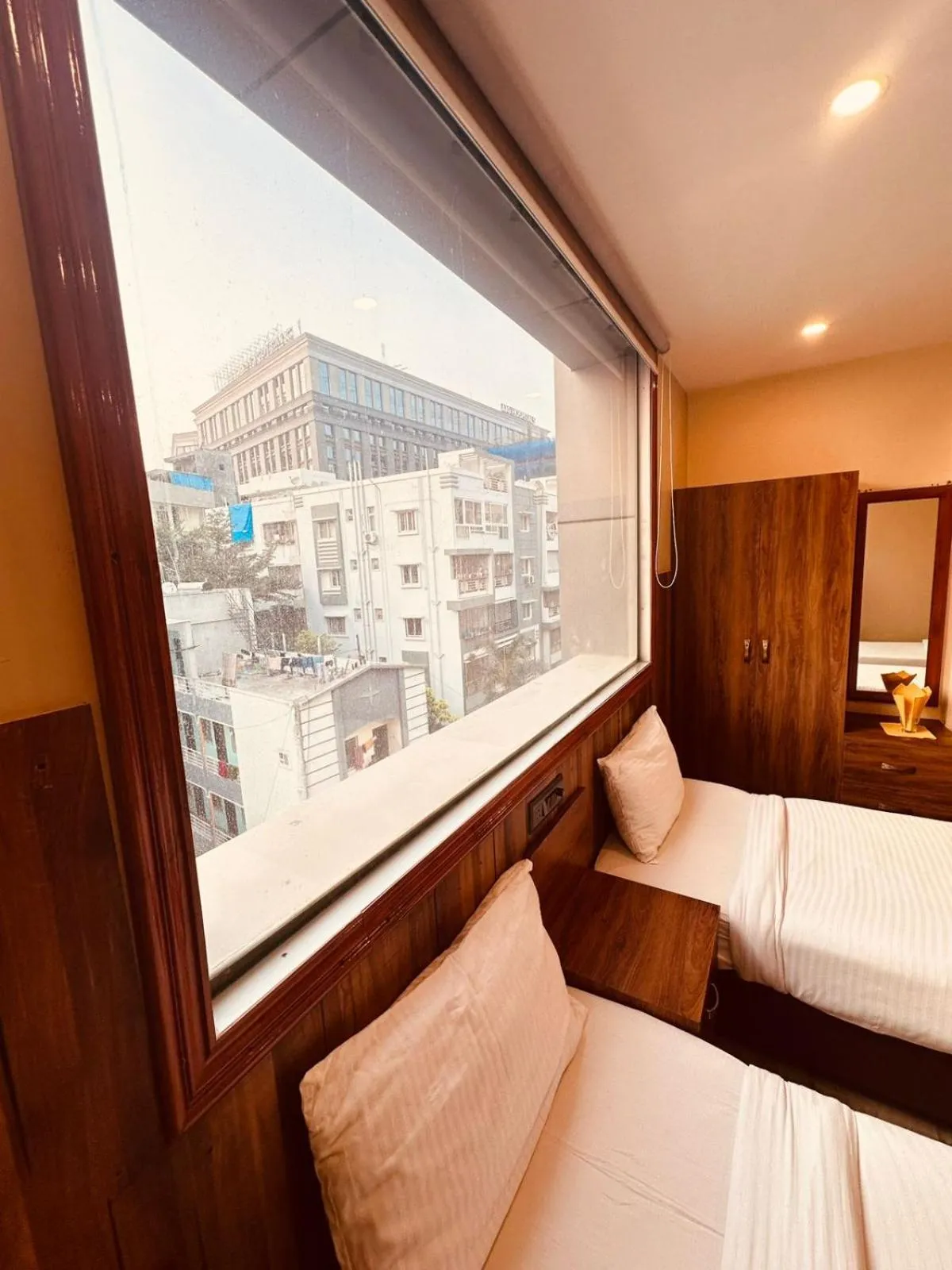 City view, Bed in Hotel Windsor Plaza