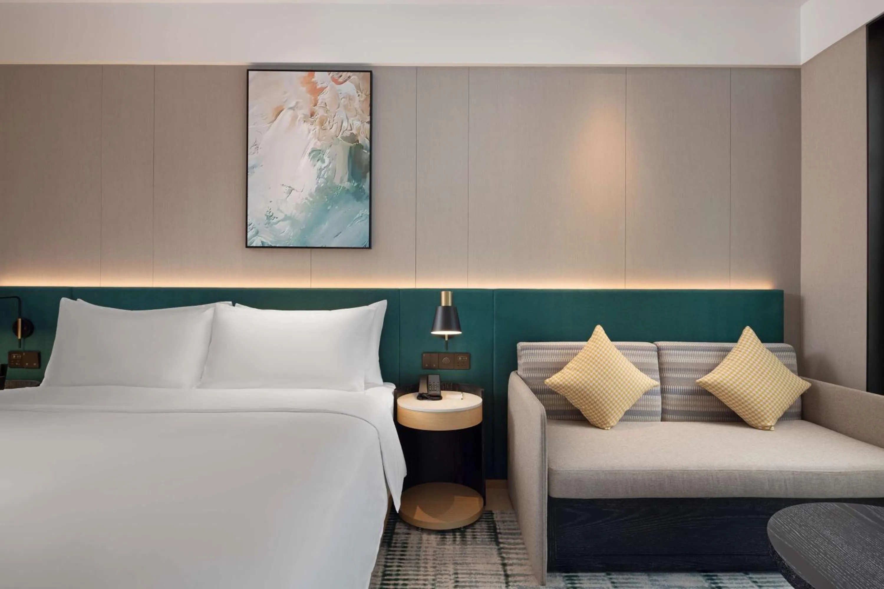 Living room, Bed in Hilton Garden Inn Chengdu Chunxi Road Center