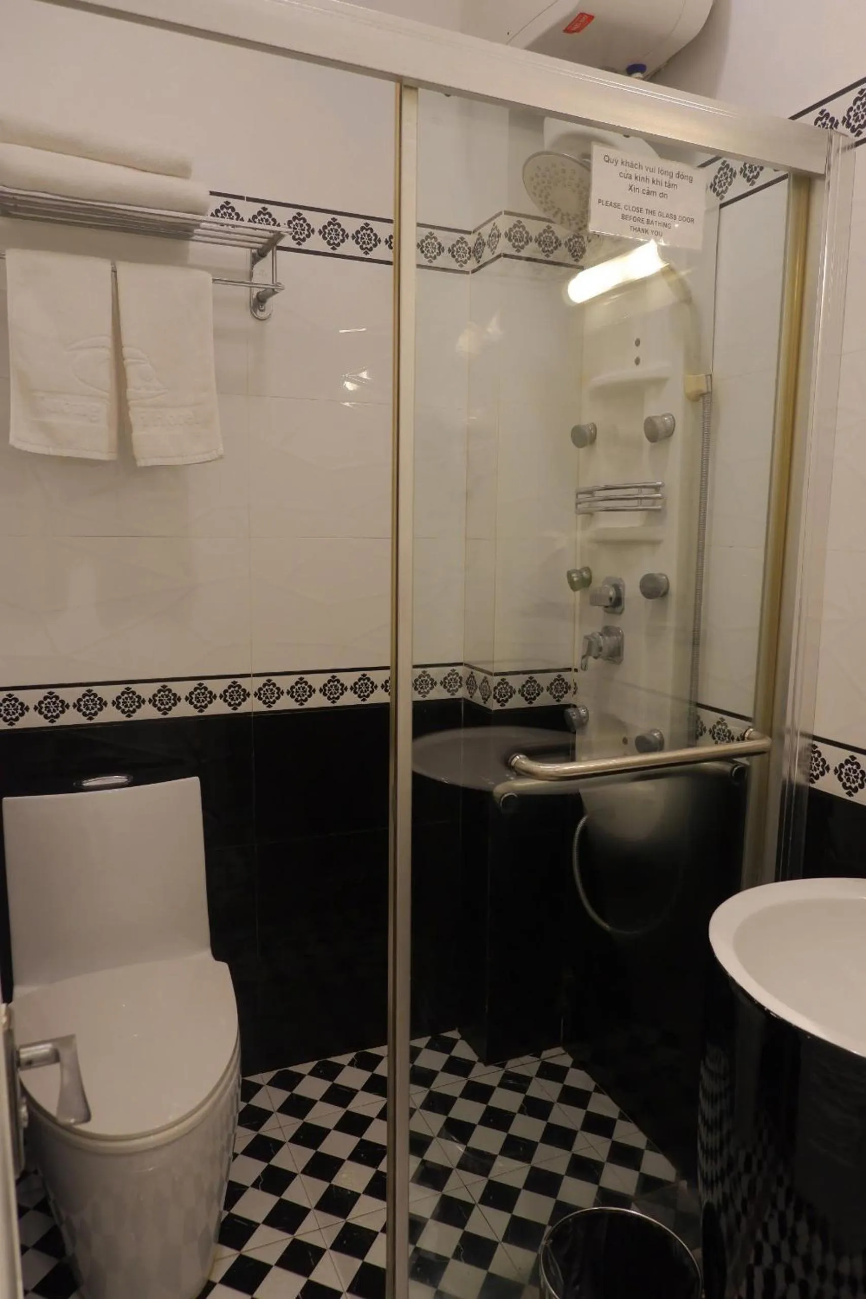 Shower in Tuong Vi Hotel