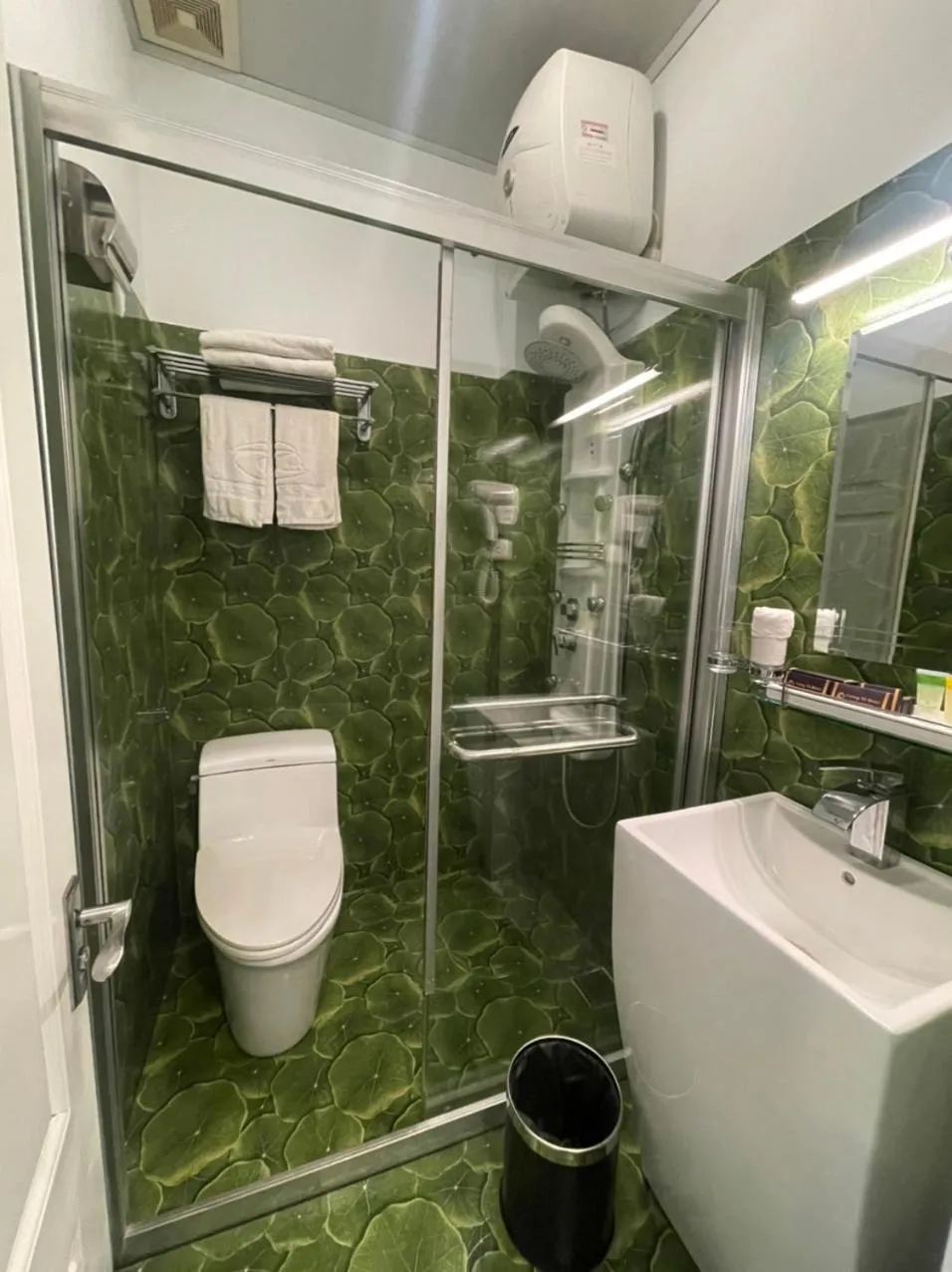 Shower in Tuong Vi Hotel