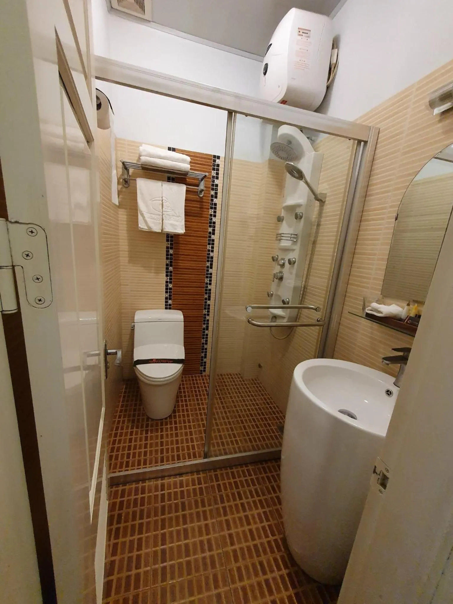 Toilet in Tuong Vi Hotel