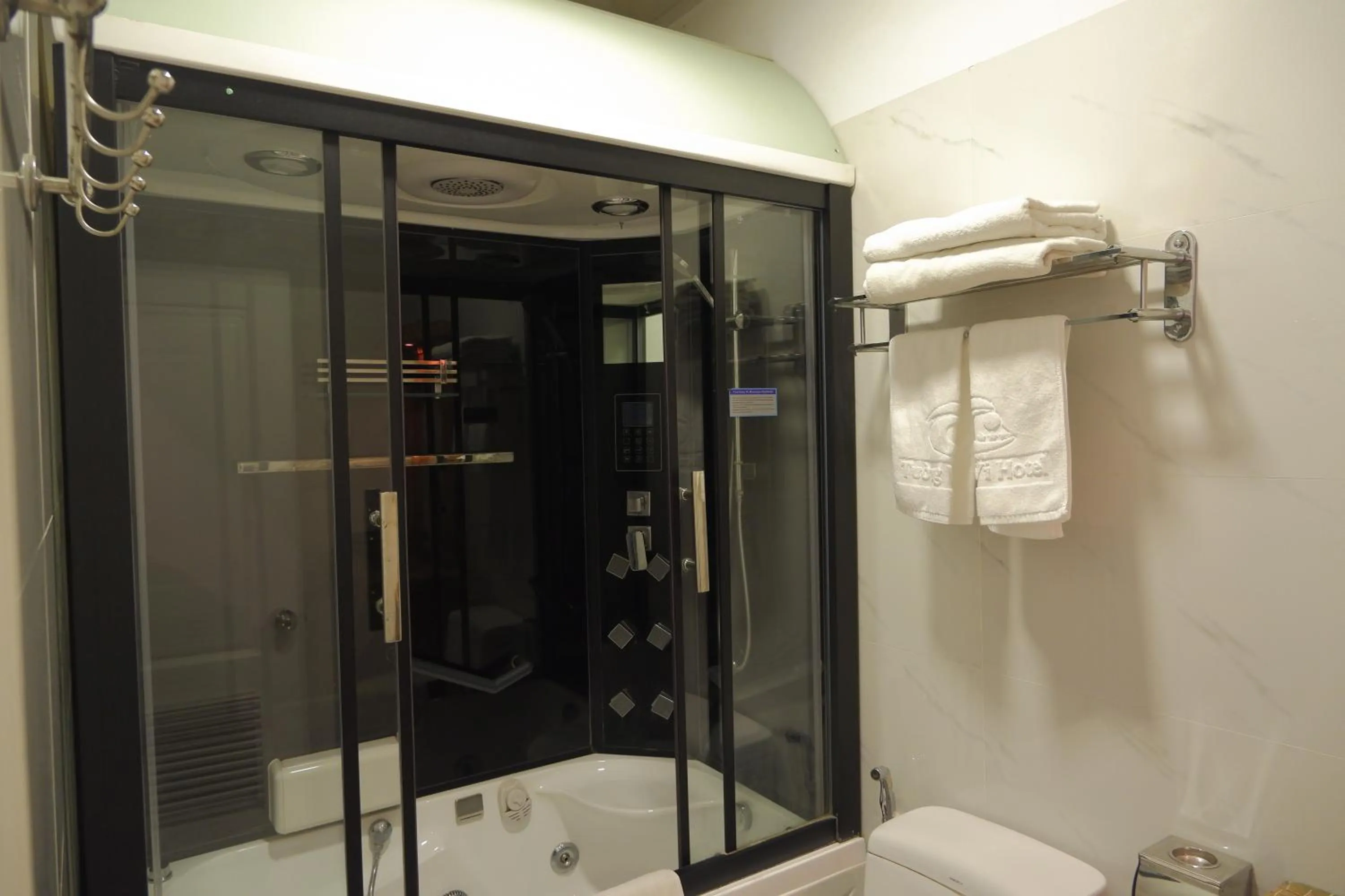 Shower in Tuong Vi Hotel