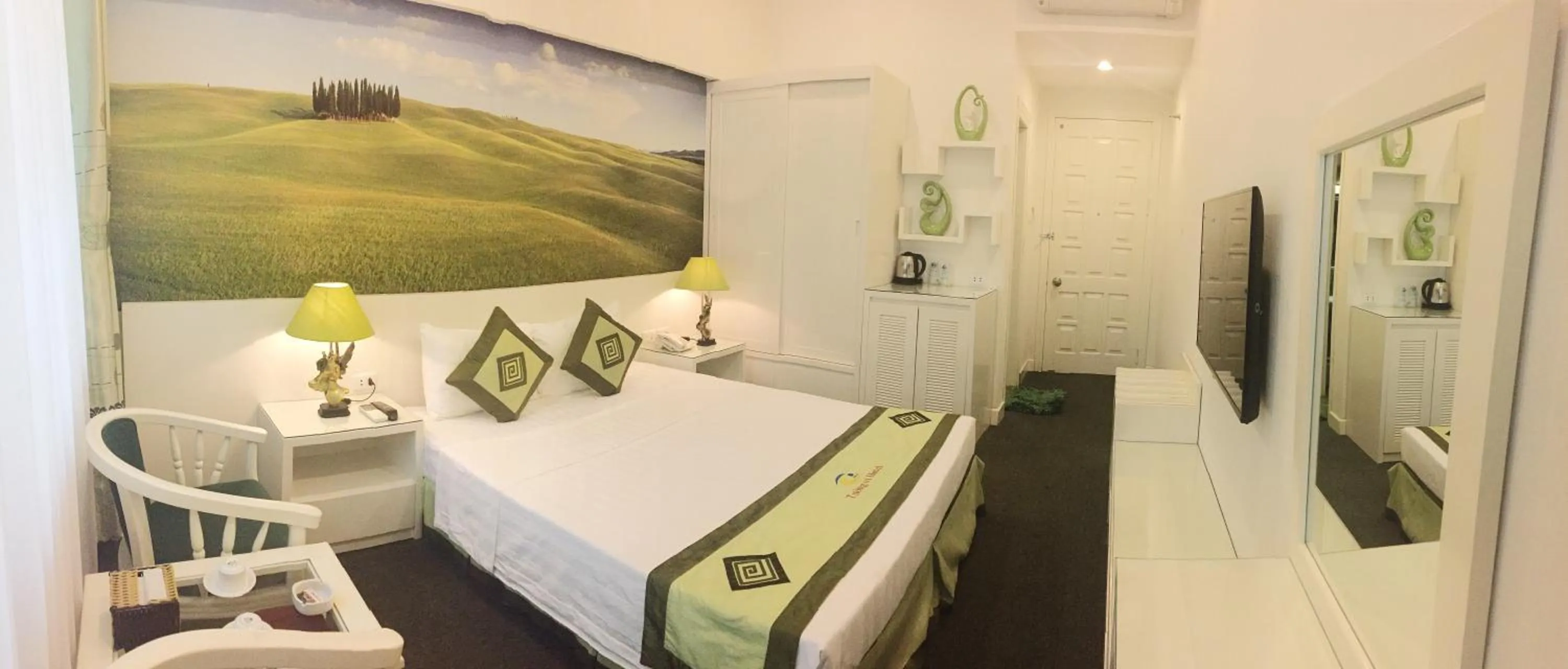 TV and multimedia, Bed in Tuong Vi Hotel