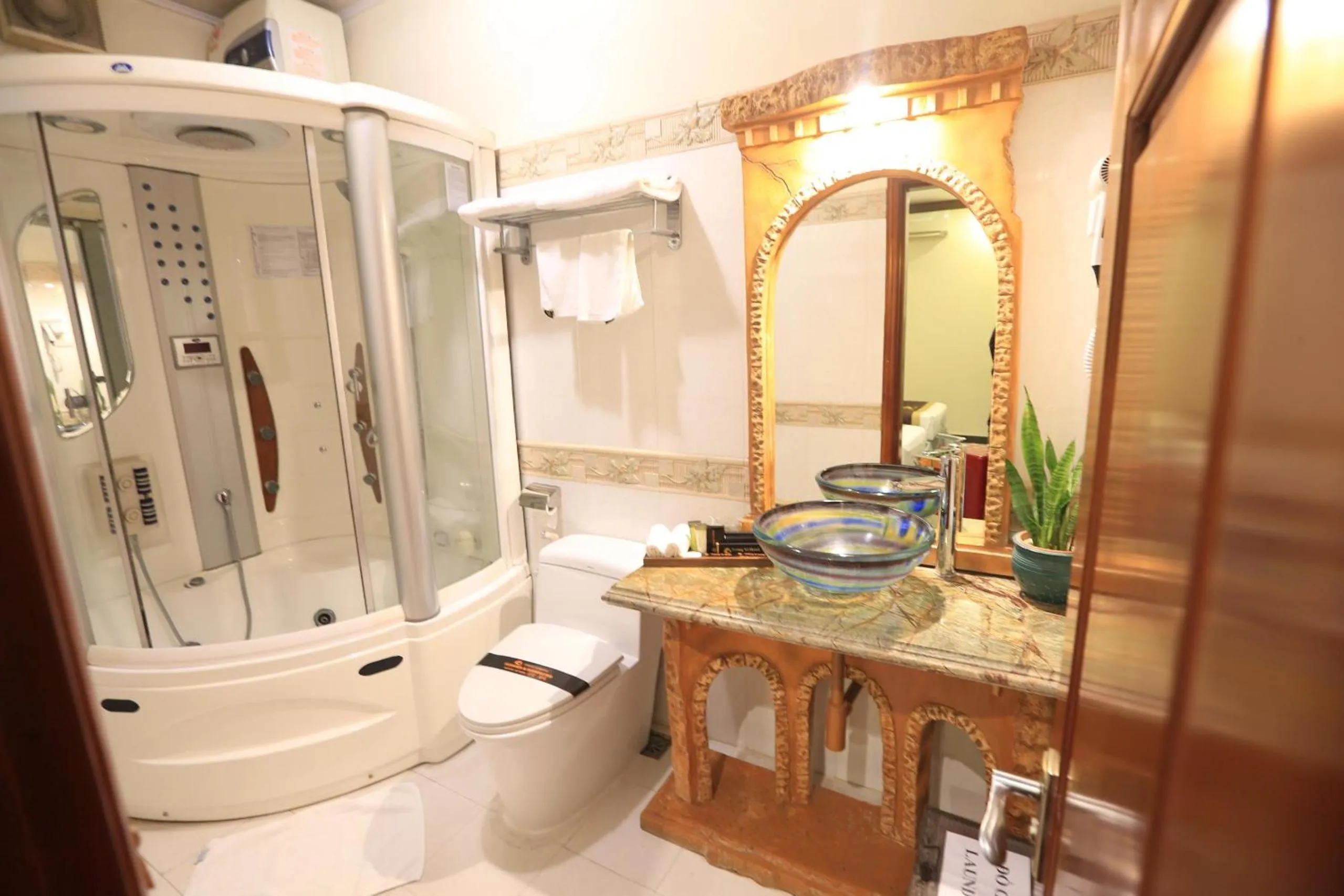 Toilet in Tuong Vi Hotel