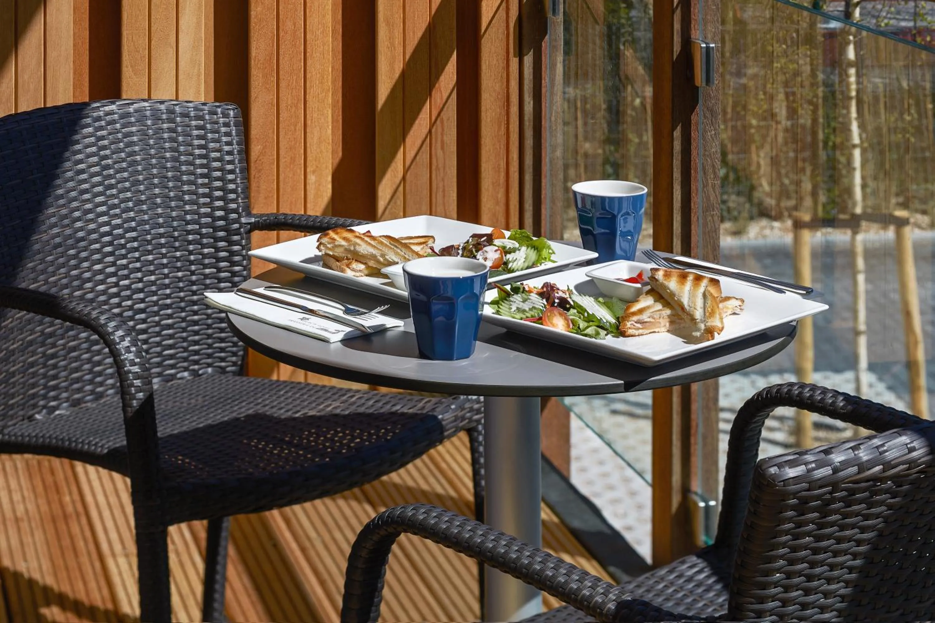 Lunch in Beach Hotel I Kloeg Collection