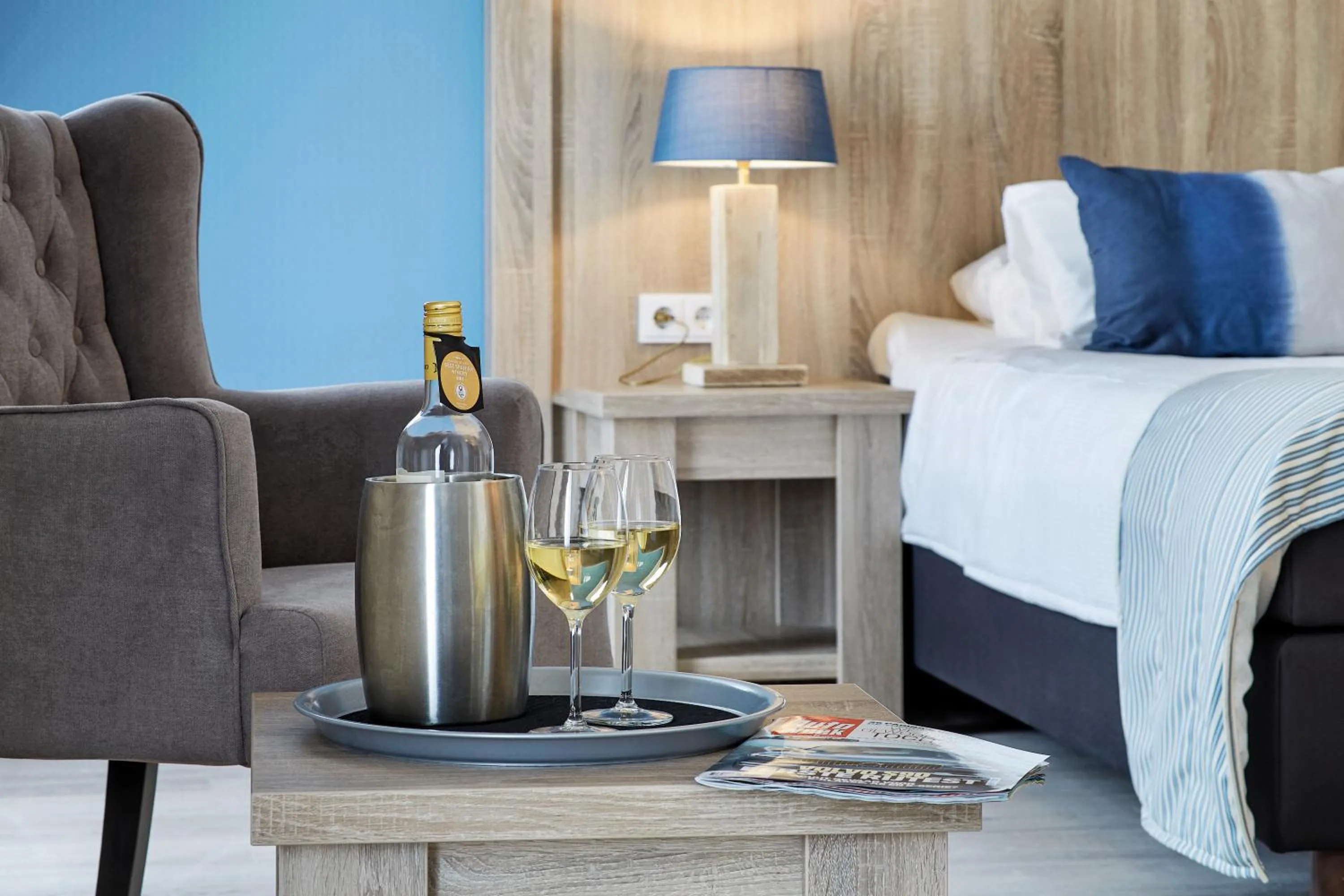 Alcoholic drinks, Bed in Beach Hotel I Kloeg Collection