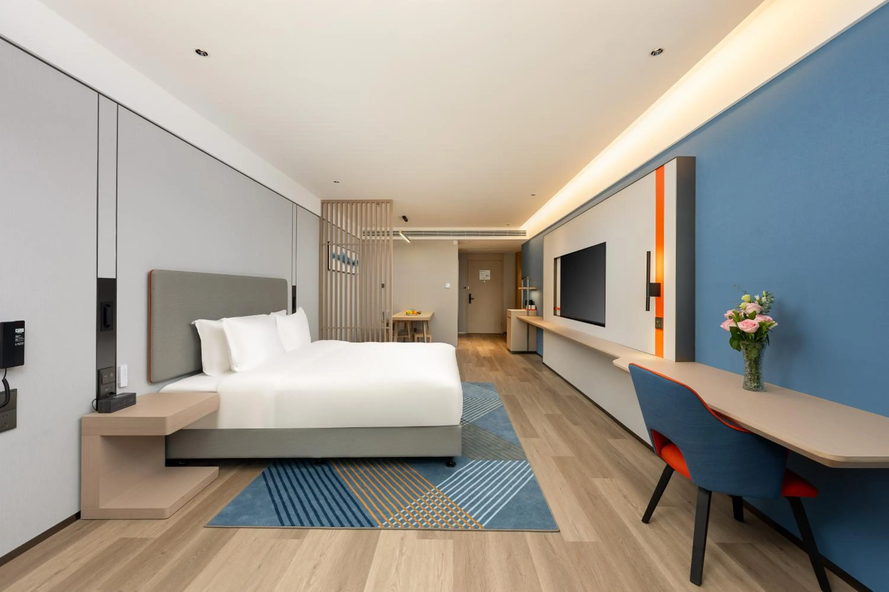 Photo of the whole room, Bed in Holiday Inn Express Nanjing Riverside by IHG