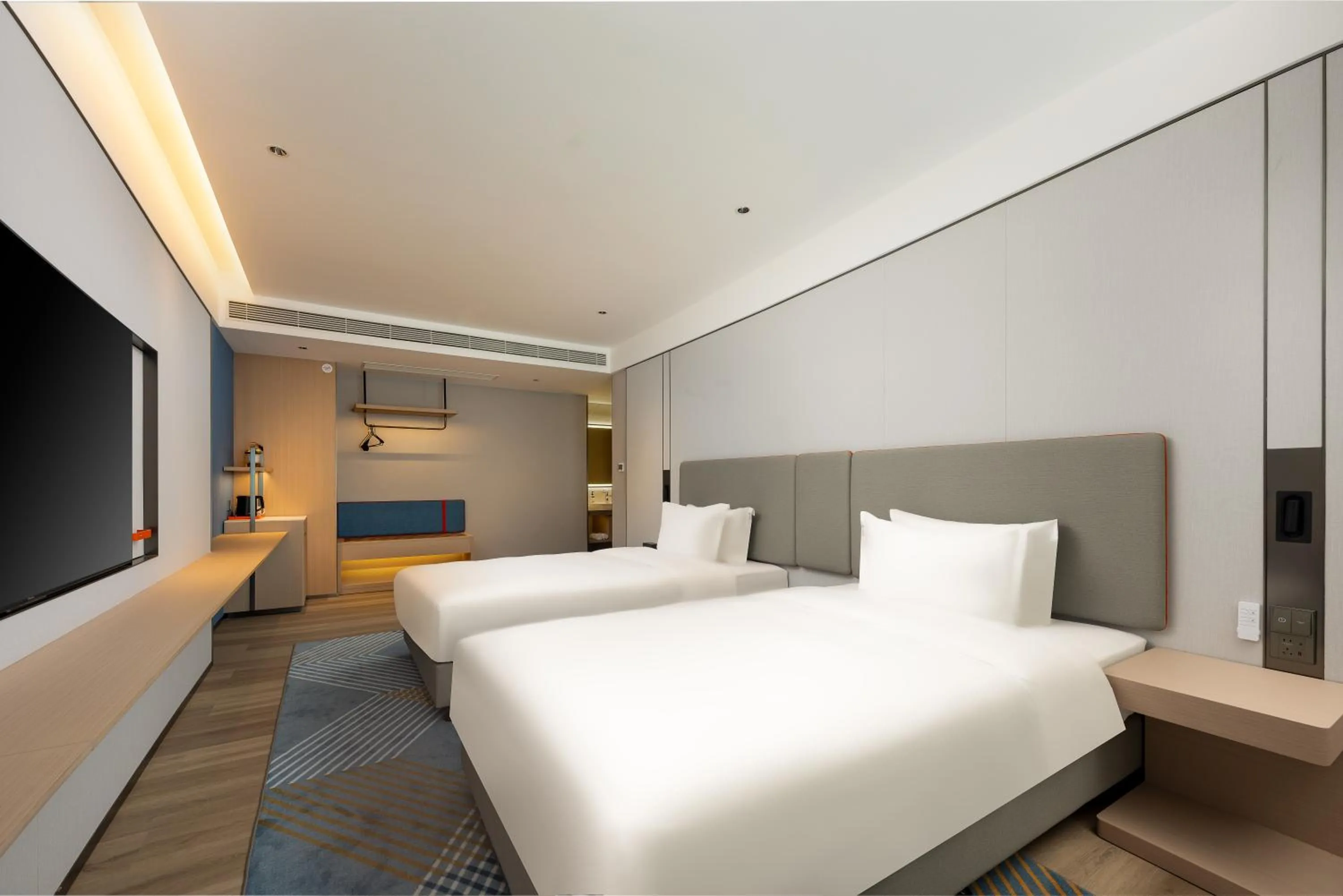 Photo of the whole room, Bed in Holiday Inn Express Nanjing Riverside by IHG