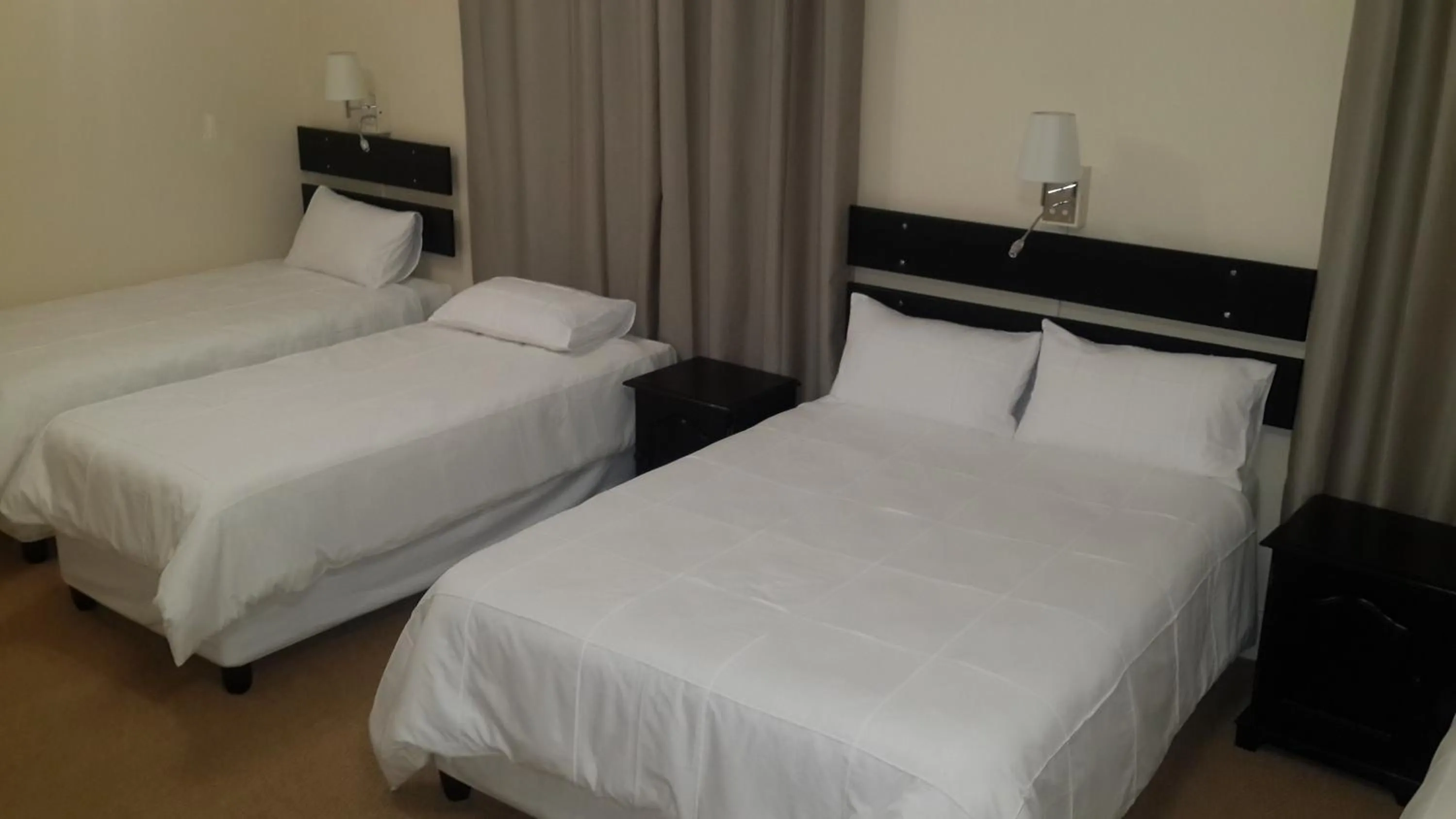 Bedroom, Bed in Victoria Hotel