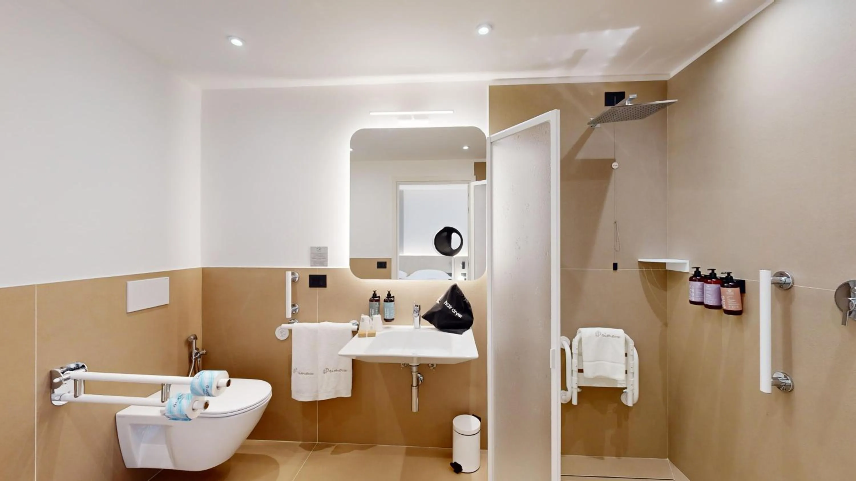 Shower in PRIMO OSTUNI HOTEL