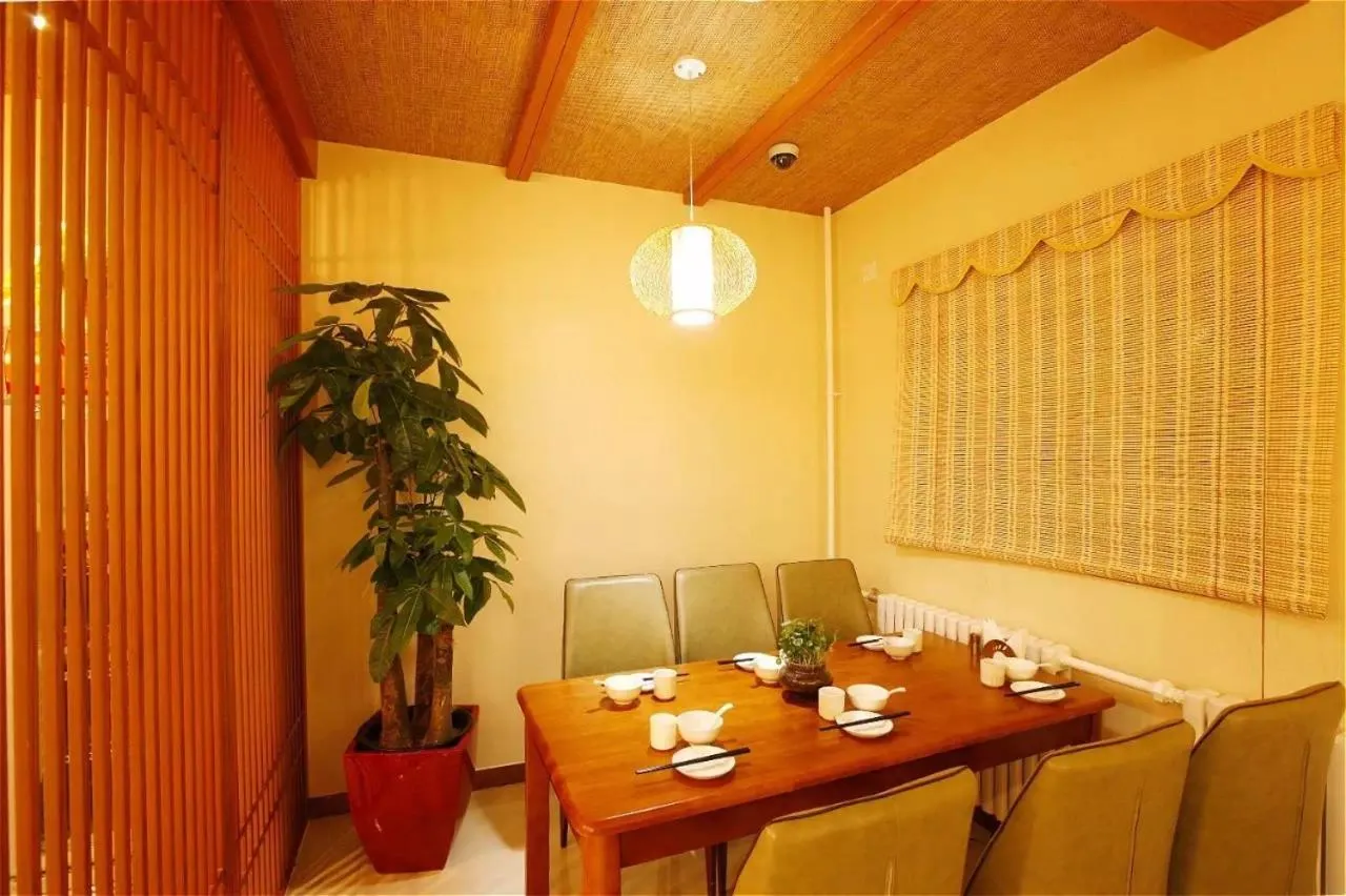 Dining area in Beijing Dongdan Hotel Near Wangfujing Street,Tian'AnMen Square,The Forbidden City,Free self-service laundry room