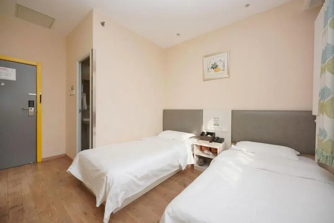 Bed in Beijing Dongdan Hotel Near Wangfujing Street,Tian'AnMen Square,The Forbidden City,Free self-service laundry room Bed in Beijing Dongdan Hotel Near Wangfujing Street,Tian'AnMen Square,The Forbidden City,Free self-service laundry room