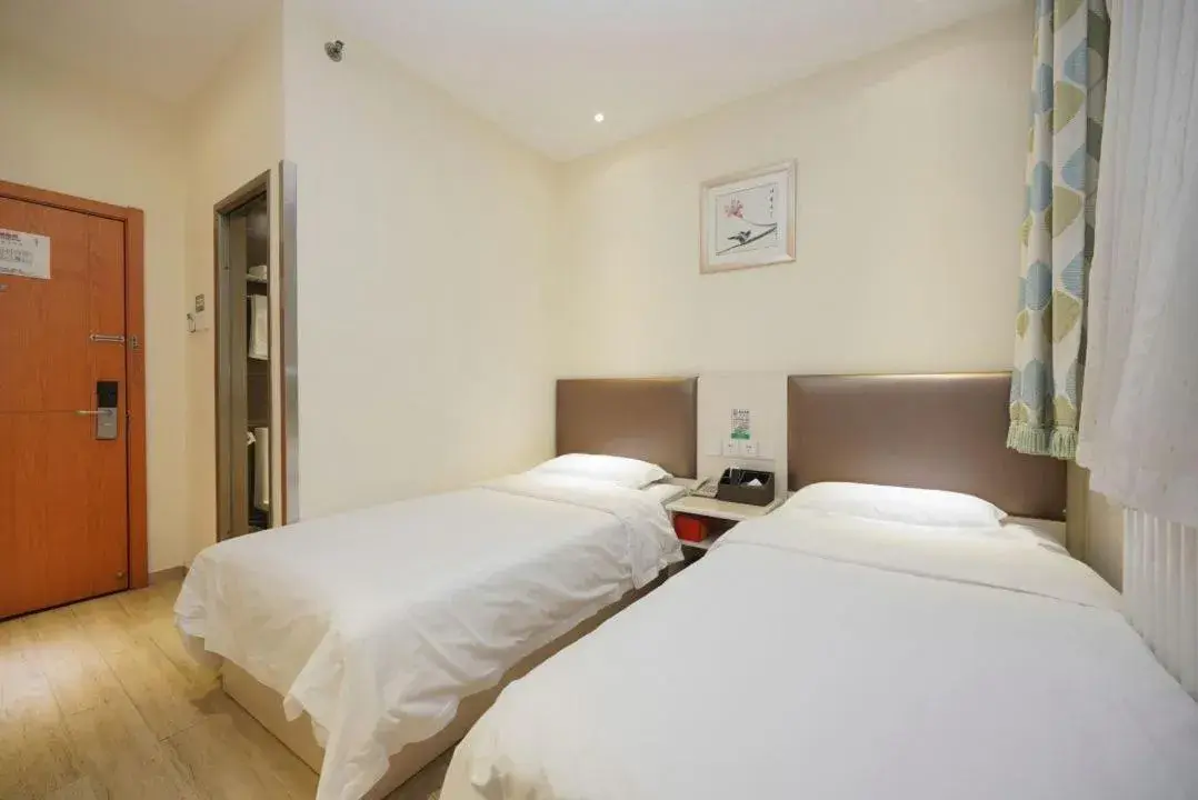 Bed in Beijing Dongdan Hotel Near Wangfujing Street,Tian'AnMen Square,The Forbidden City,Free self-service laundry room Bed in Beijing Dongdan Hotel Near Wangfujing Street,Tian'AnMen Square,The Forbidden City,Free self-service laundry room