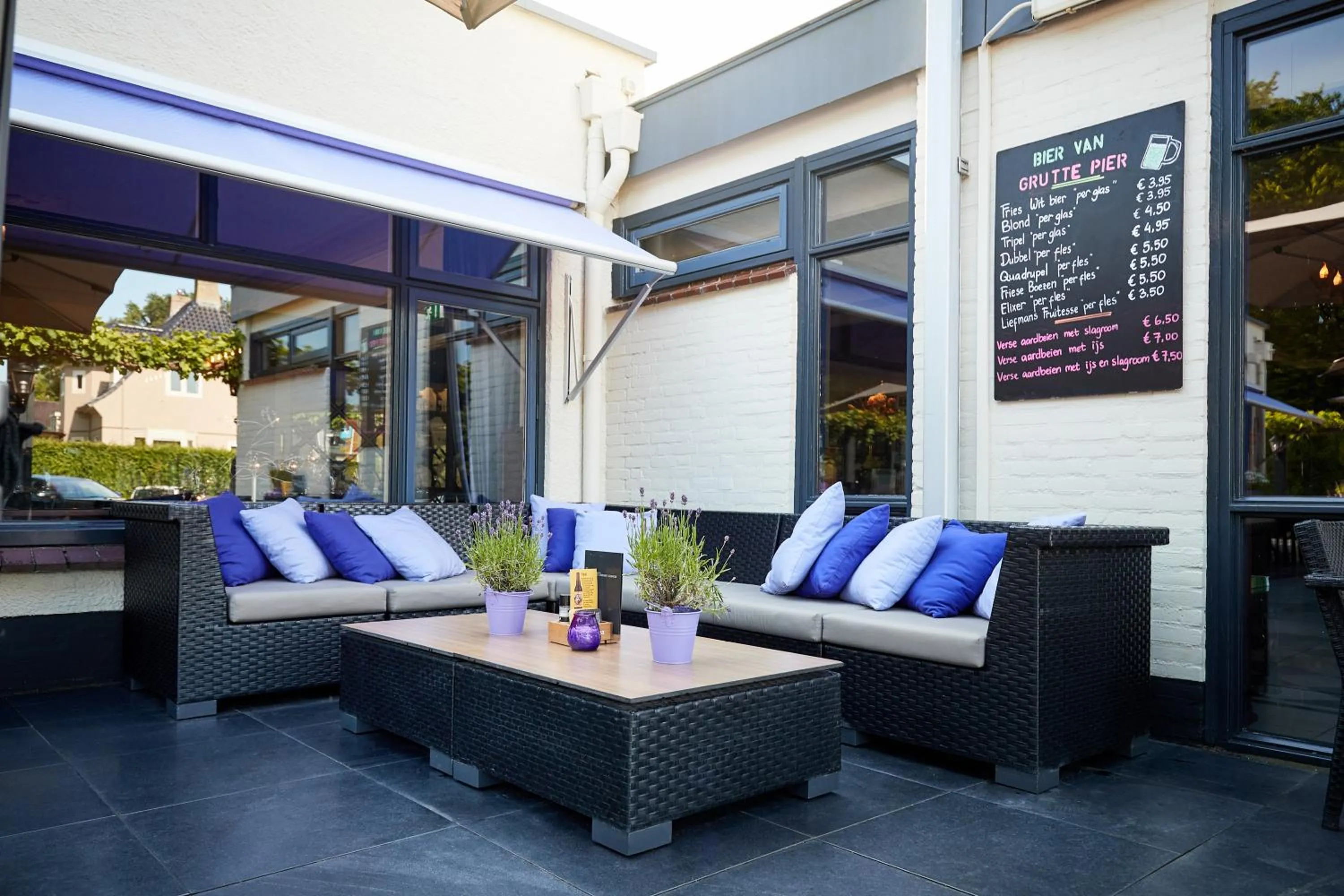 Patio in Van der Valk Hotel Hardegarijp - Leeuwarden