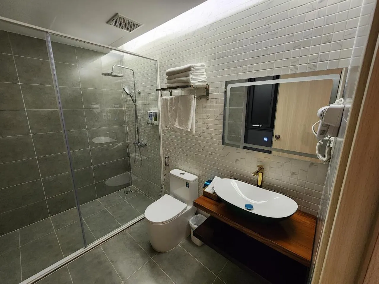 Shower in LHASA HOTEL - Central hotel in Dalat