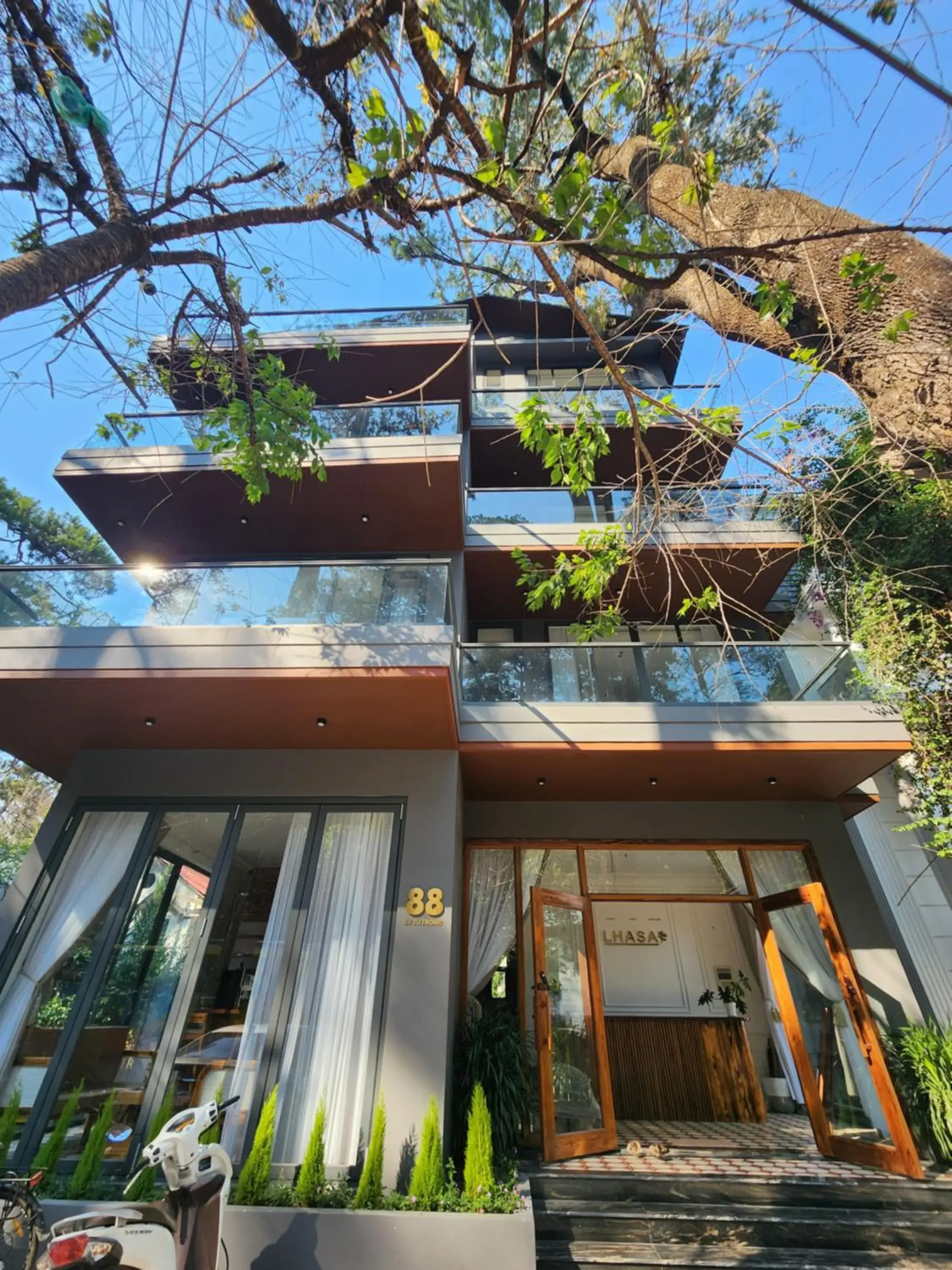 Property building in LHASA HOTEL - Central hotel in Dalat Property building in LHASA HOTEL - Central hotel in Dalat