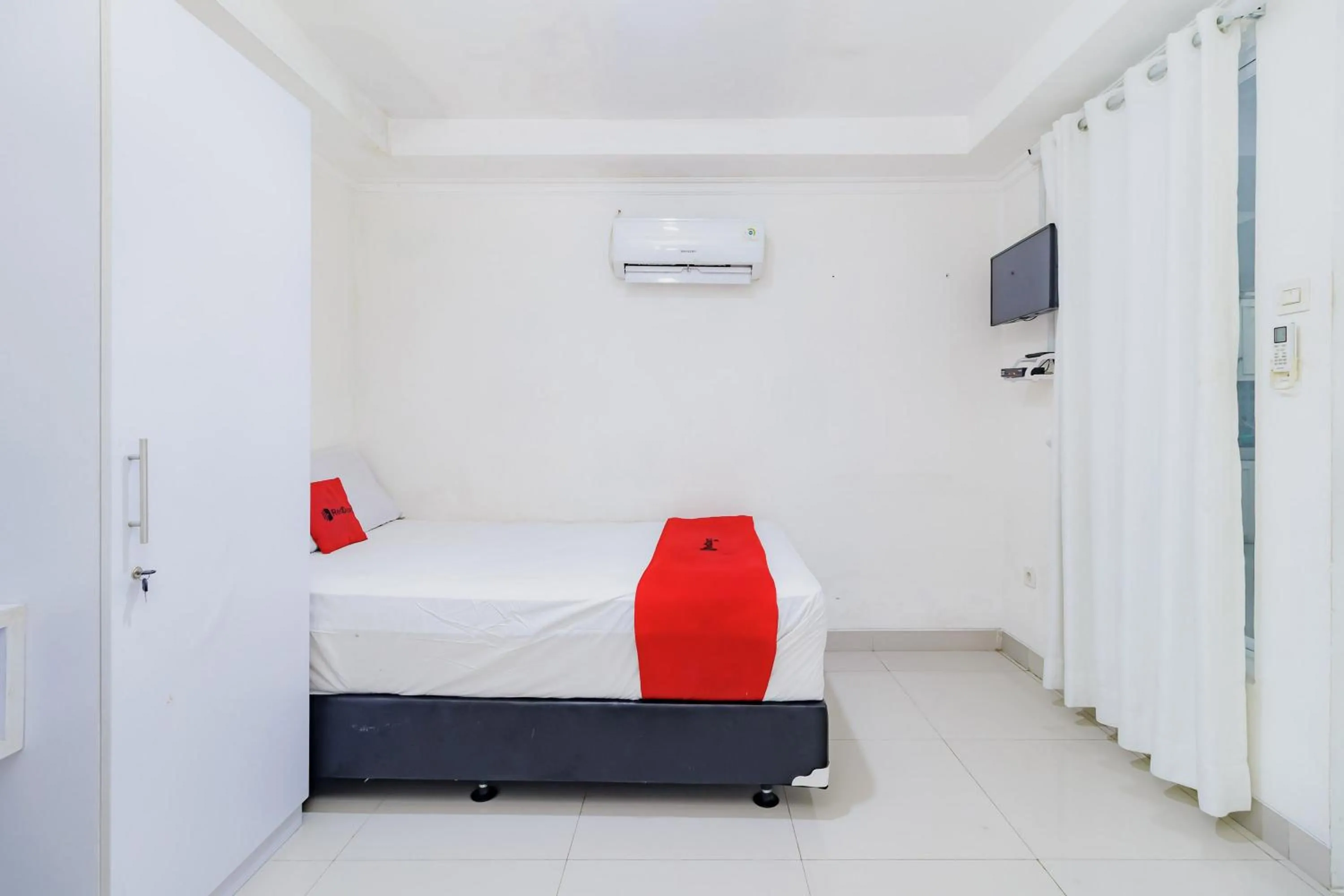 Bedroom, Bed in RedDoorz near Jakarta International Velodrome