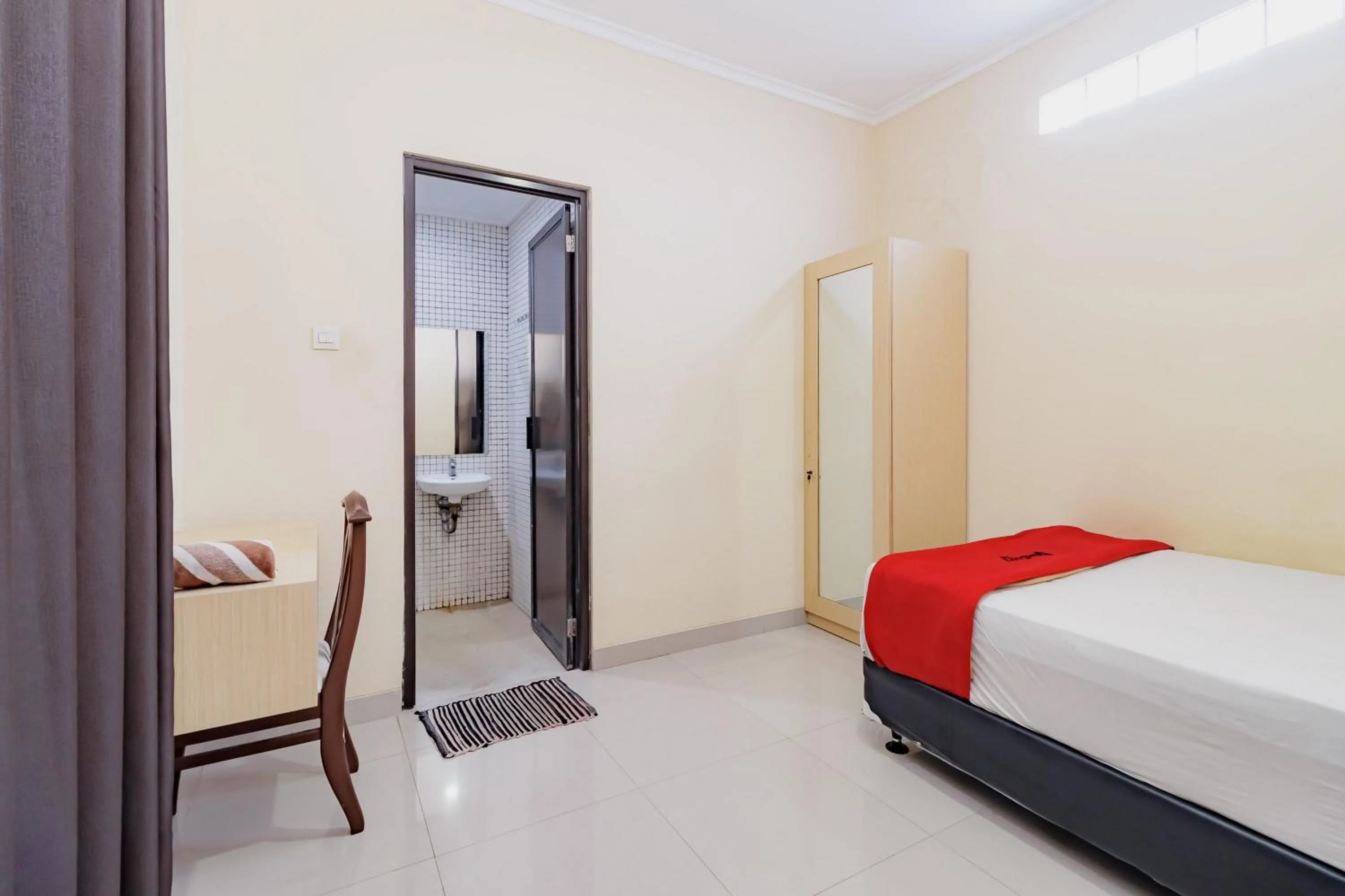 Bedroom, Bed in RedDoorz near Jakarta International Velodrome