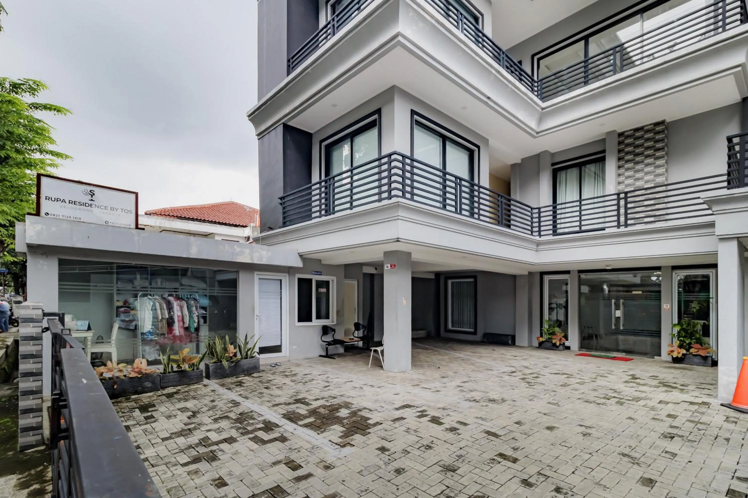 Facade/entrance in RedDoorz near Jakarta International Velodrome