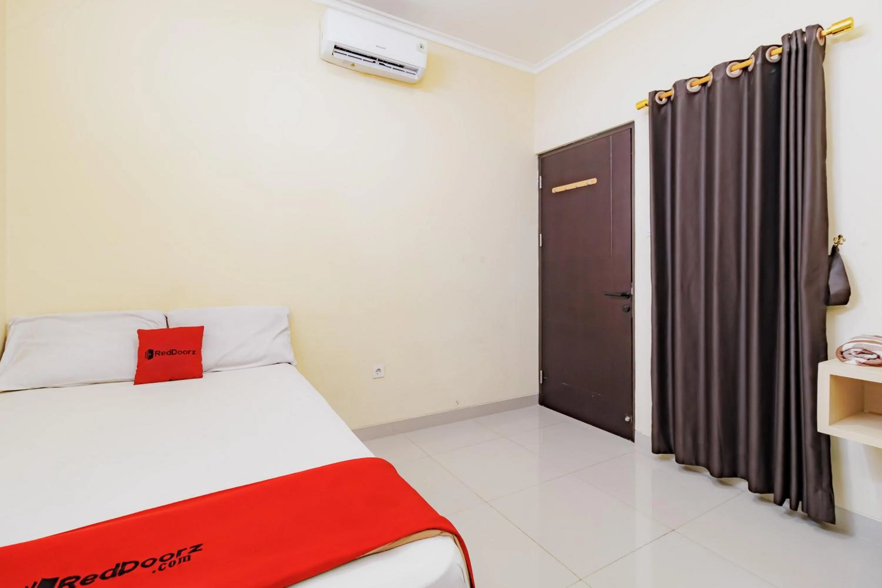 Bedroom, Bed in RedDoorz near Jakarta International Velodrome