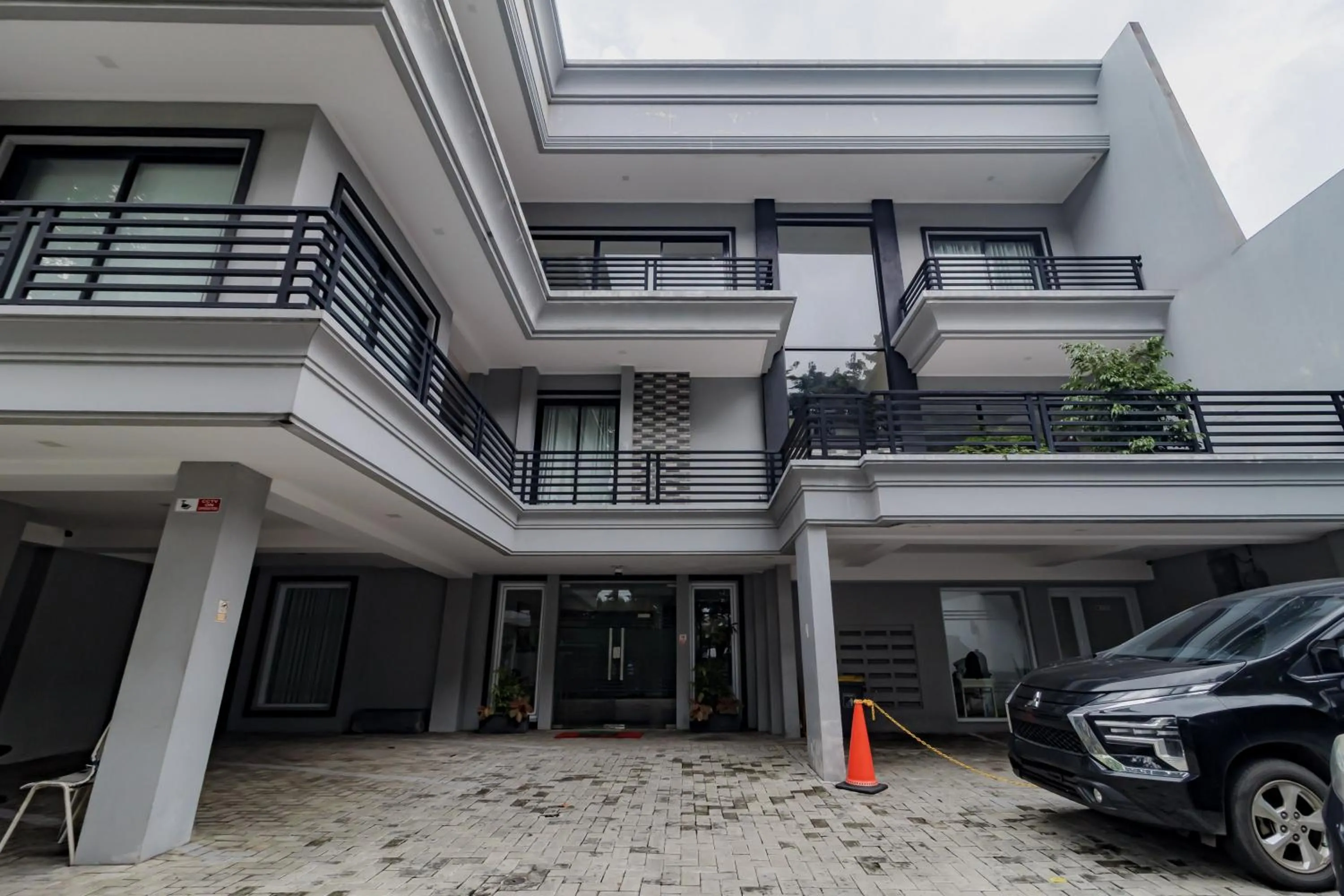 Facade/entrance in RedDoorz near Jakarta International Velodrome