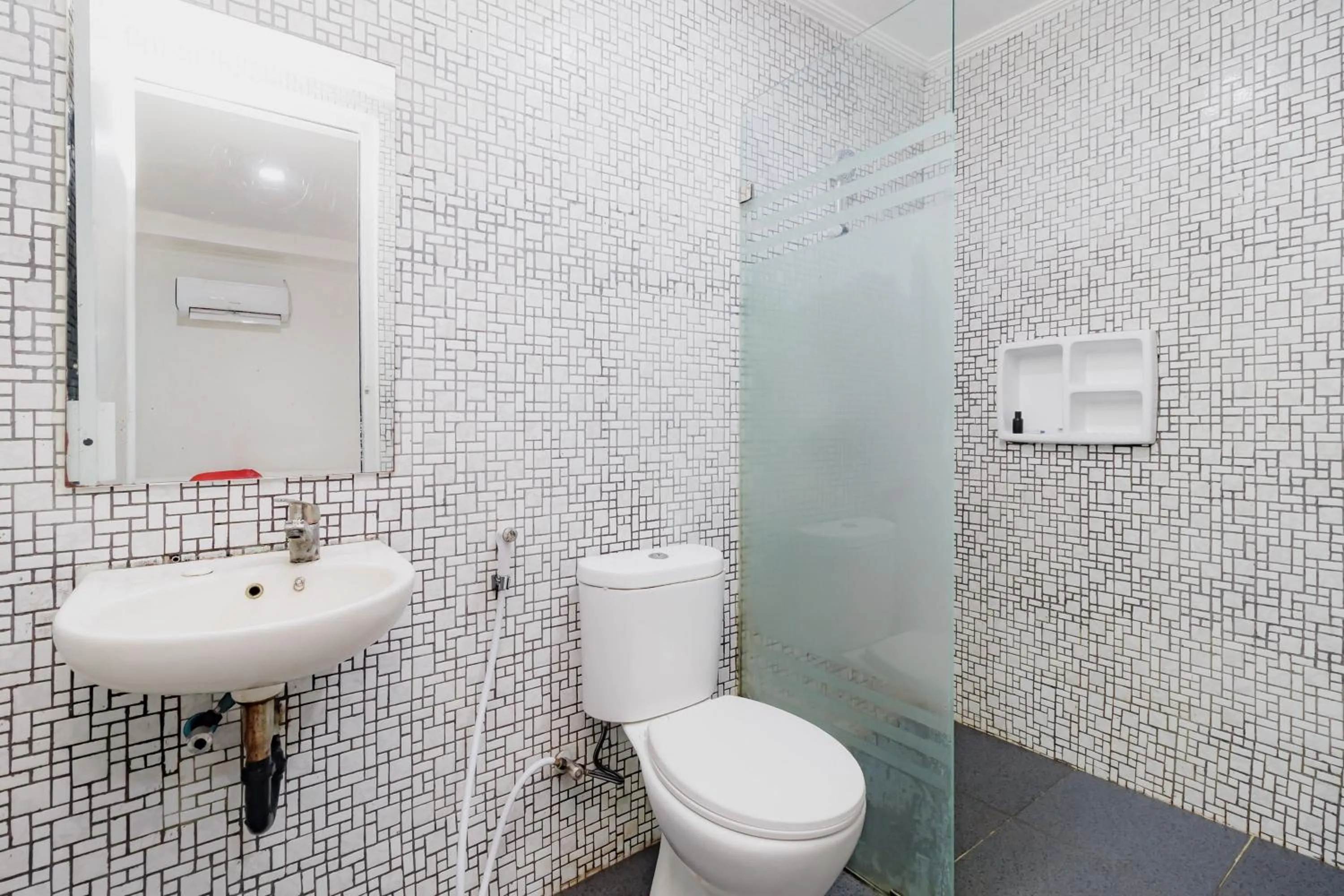 Bathroom in RedDoorz near Jakarta International Velodrome