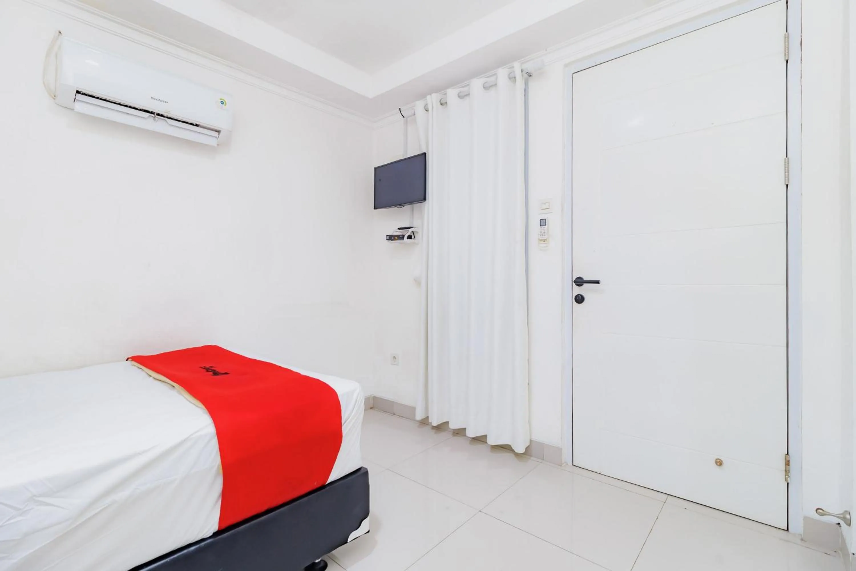 Bedroom, Bed in RedDoorz near Jakarta International Velodrome
