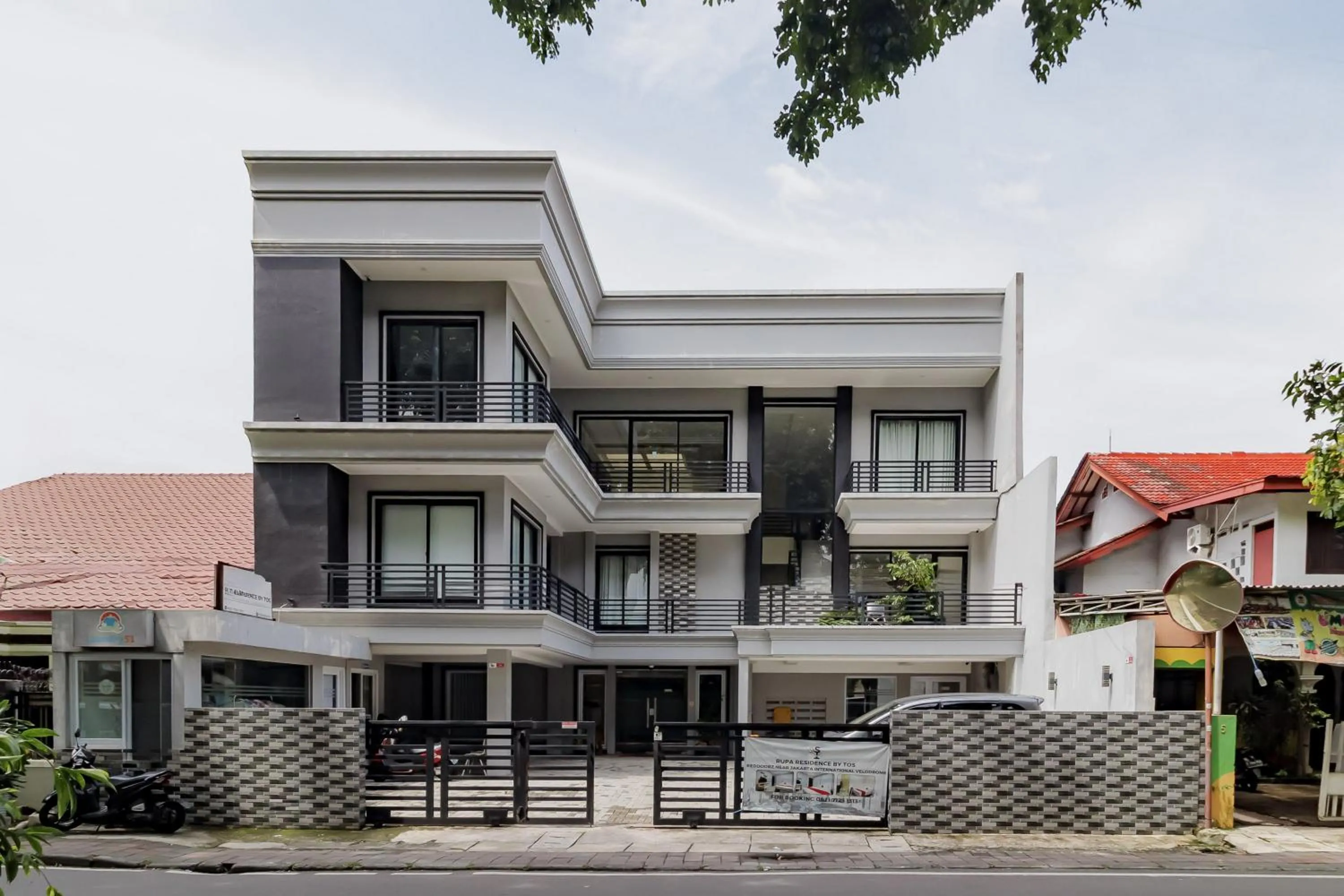 Facade/entrance in RedDoorz near Jakarta International Velodrome
