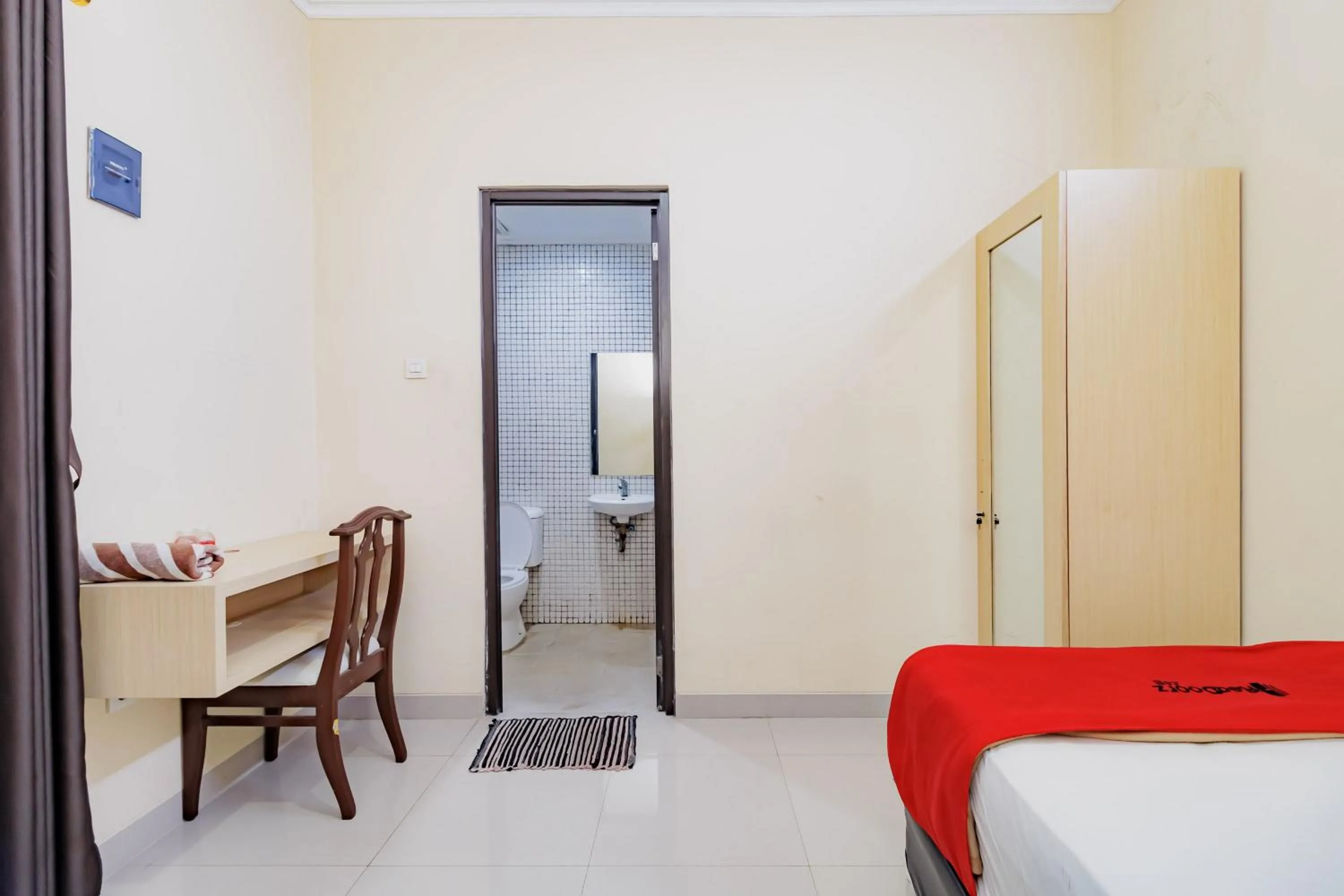 Bedroom, Bed in RedDoorz near Jakarta International Velodrome
