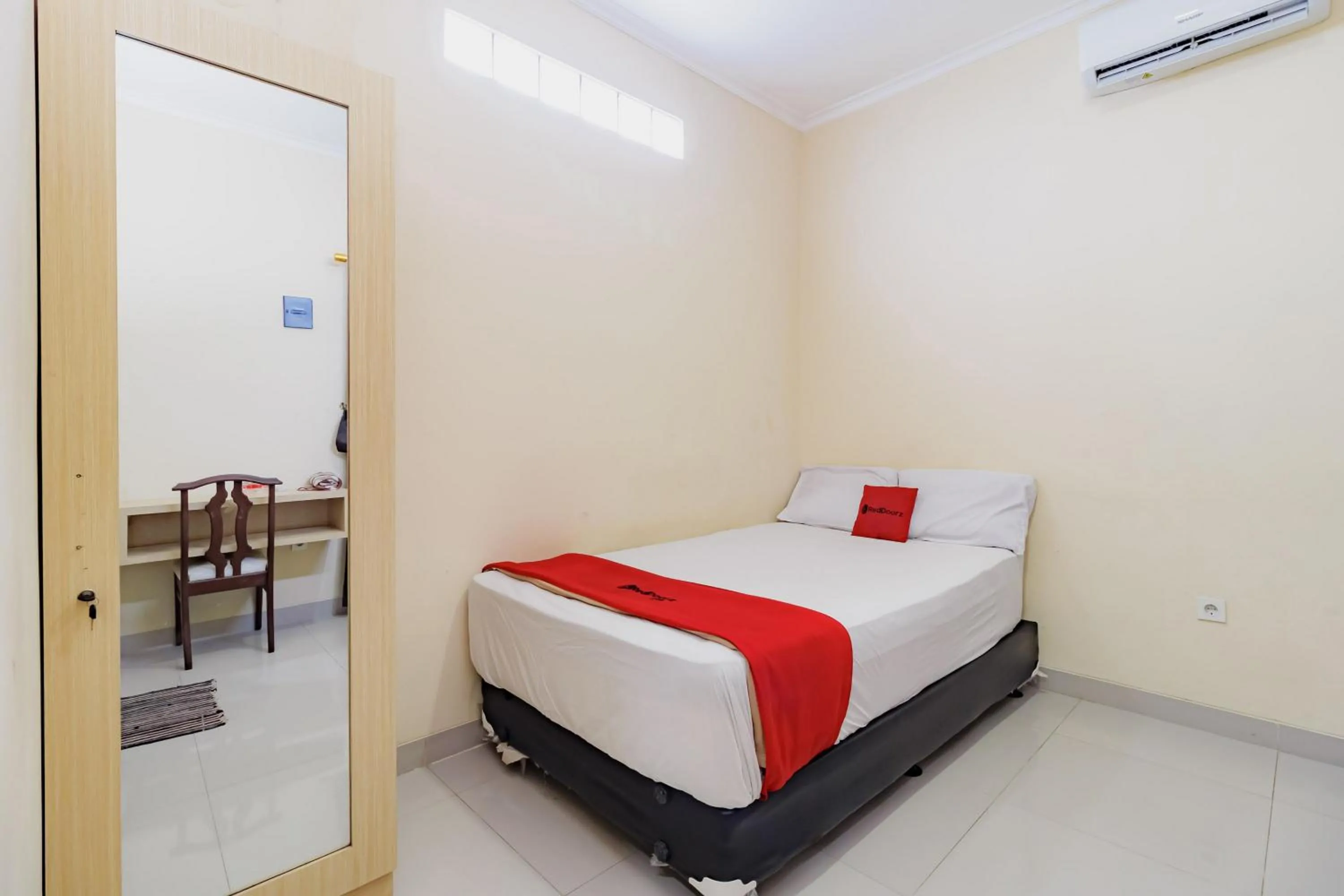 Bedroom, Bed in RedDoorz near Jakarta International Velodrome
