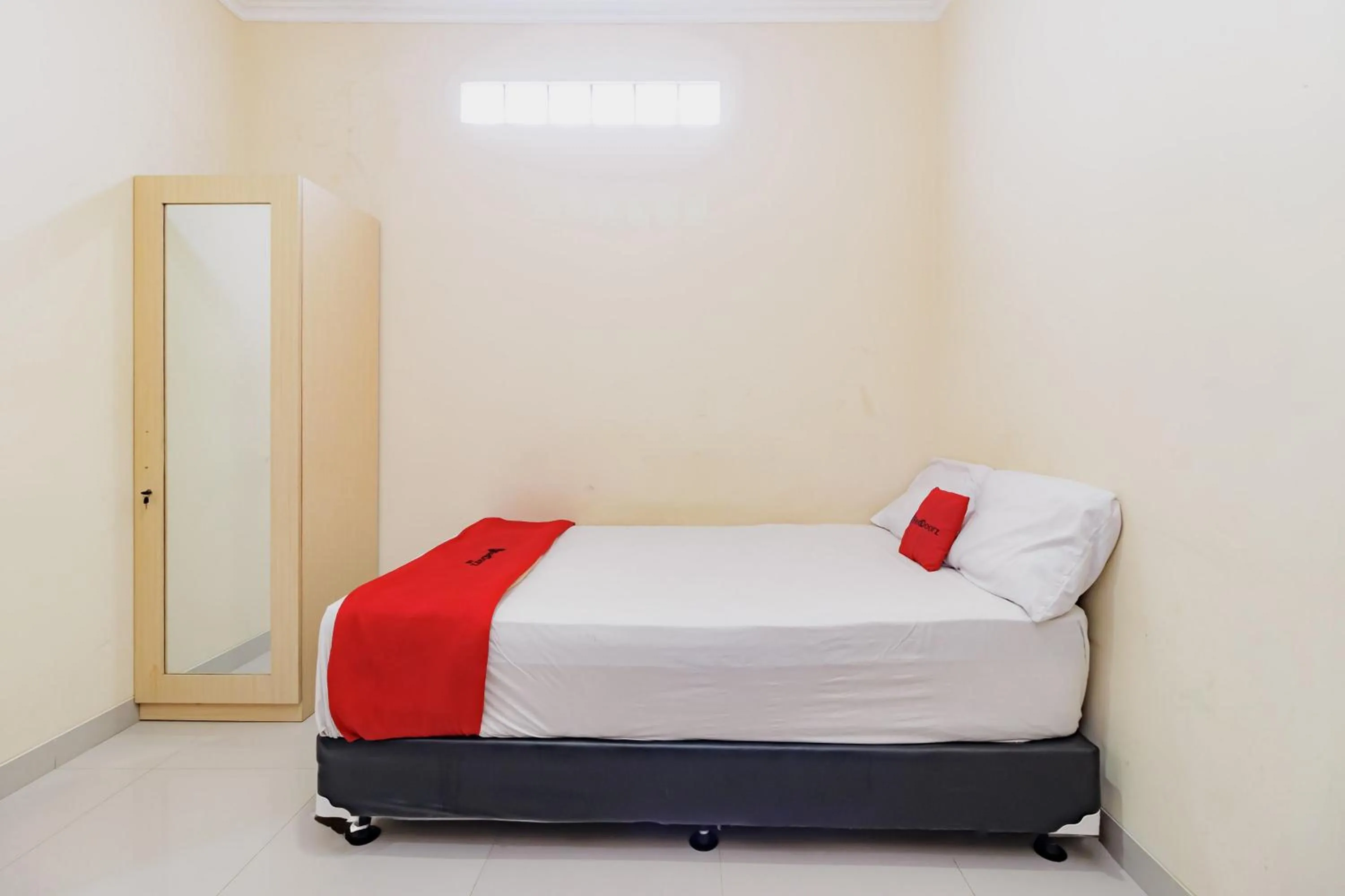 Bedroom, Bed in RedDoorz near Jakarta International Velodrome