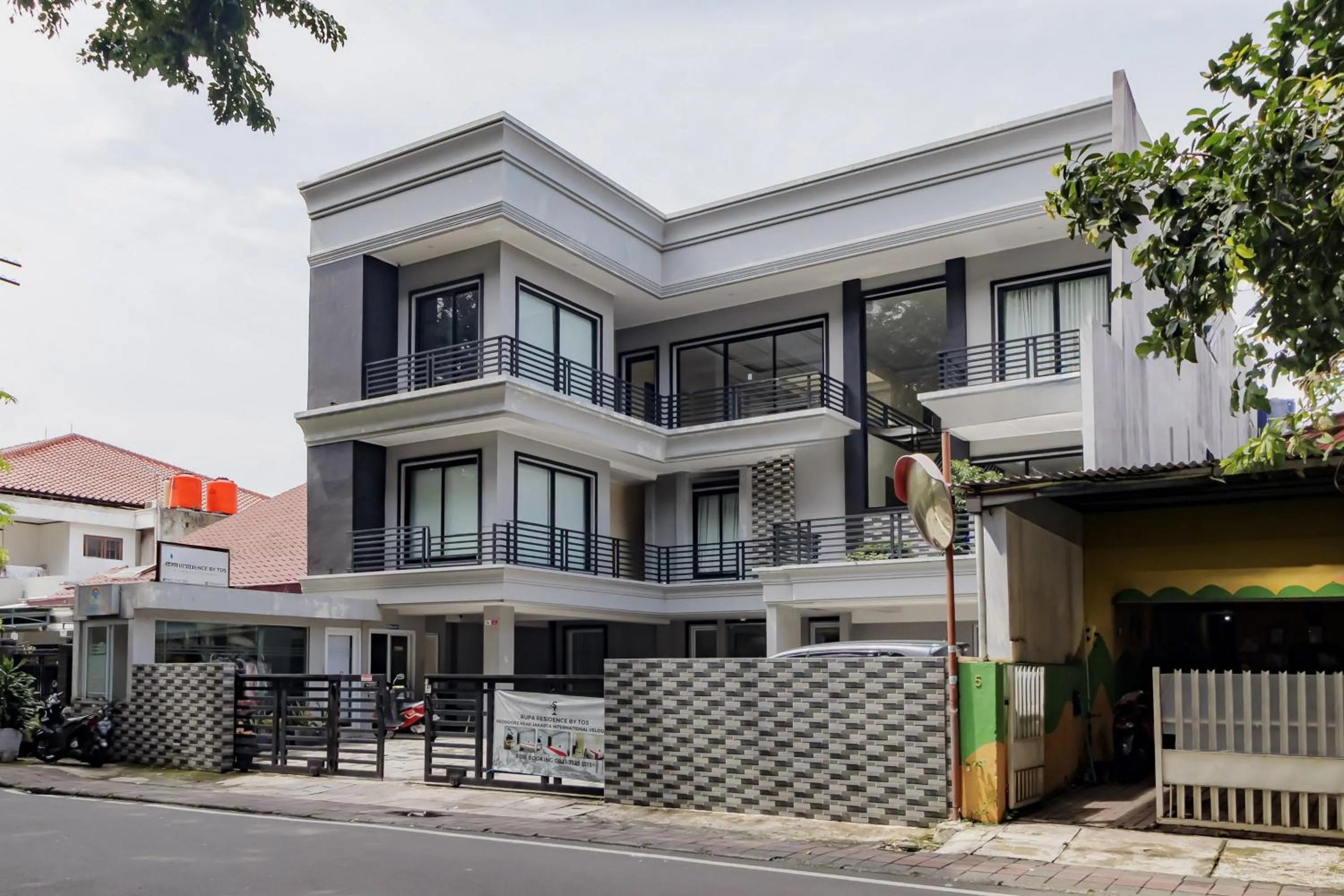 Facade/entrance in RedDoorz near Jakarta International Velodrome