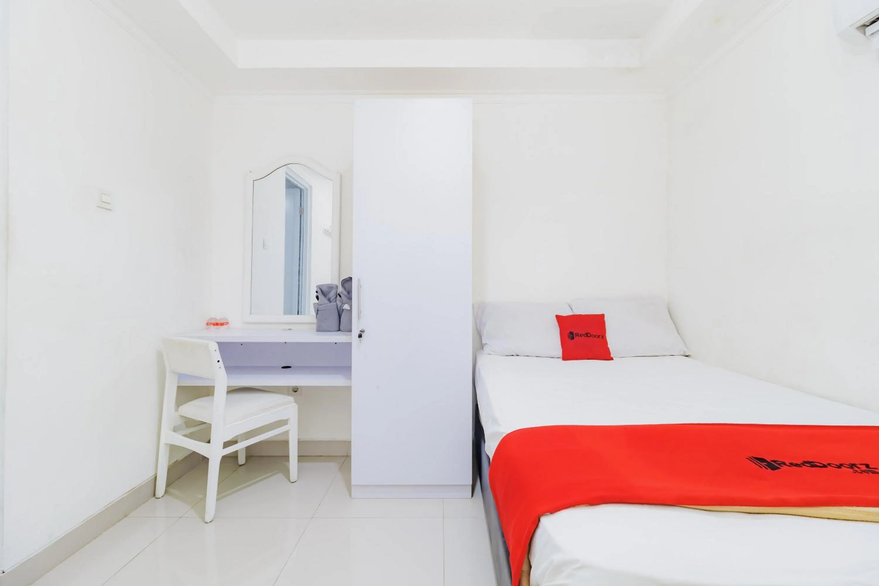 Bedroom, Bed in RedDoorz near Jakarta International Velodrome