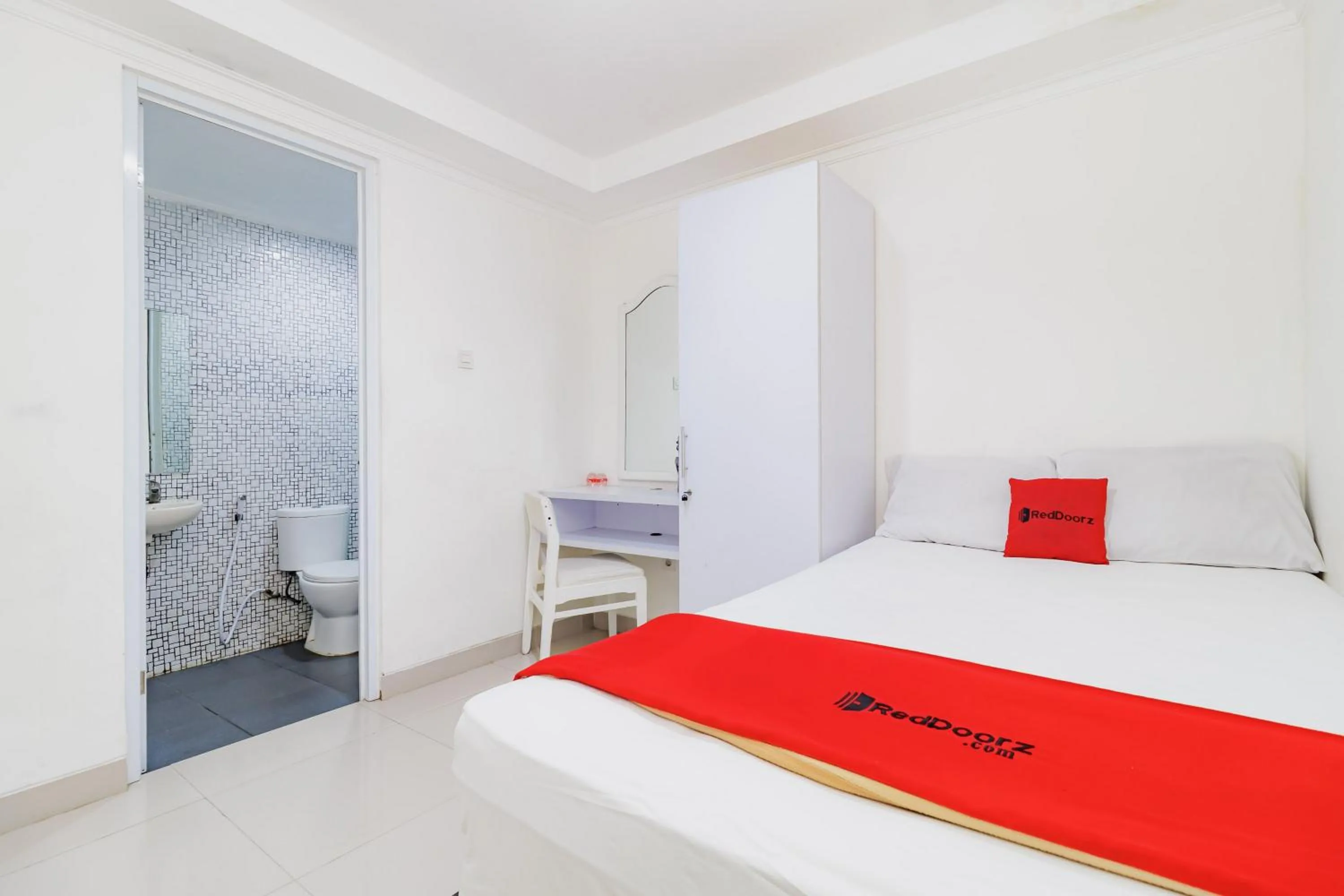Bedroom, Bed in RedDoorz near Jakarta International Velodrome