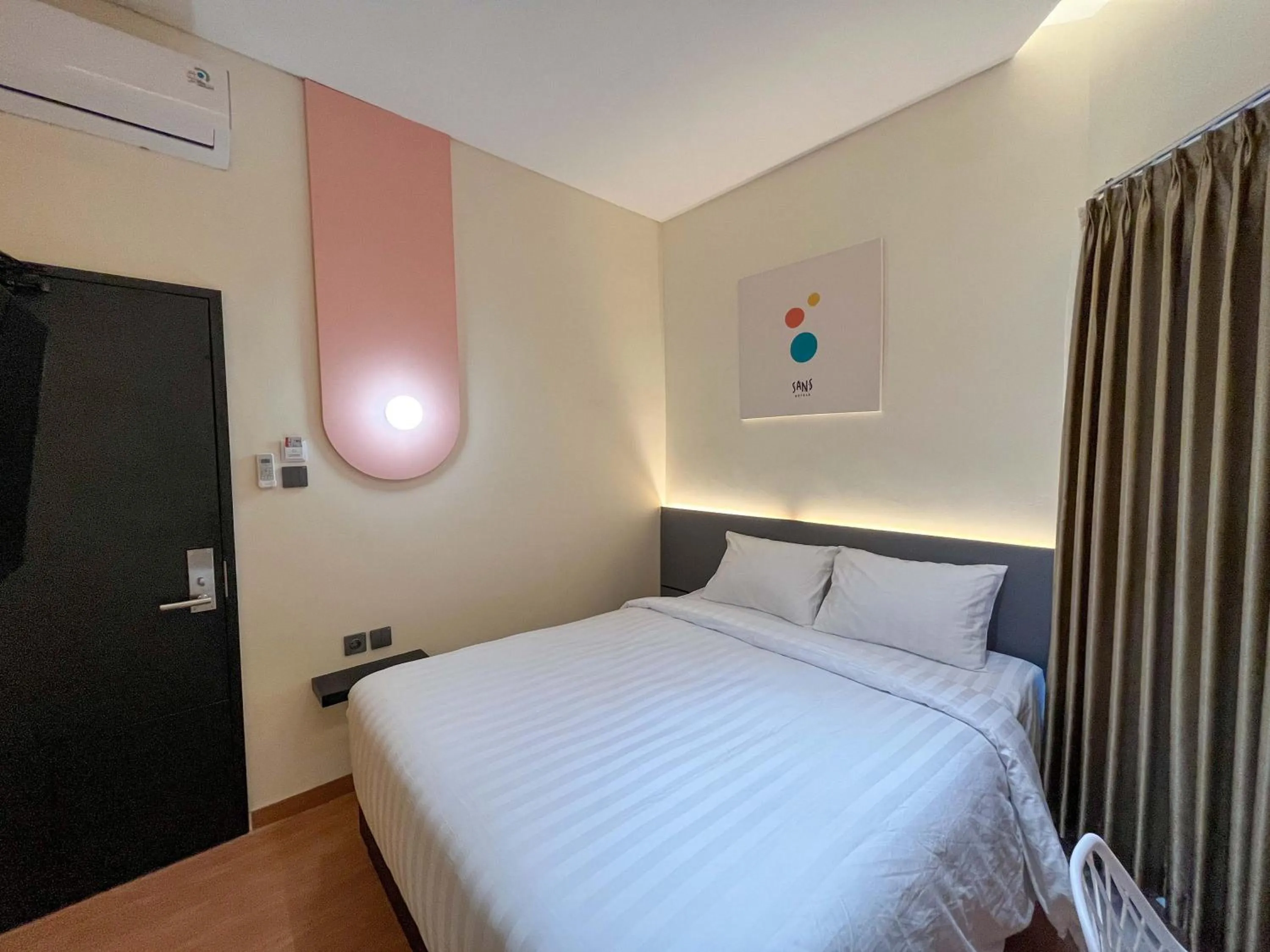 Bed in SANS Hotel Premiere Majapahit Semarang