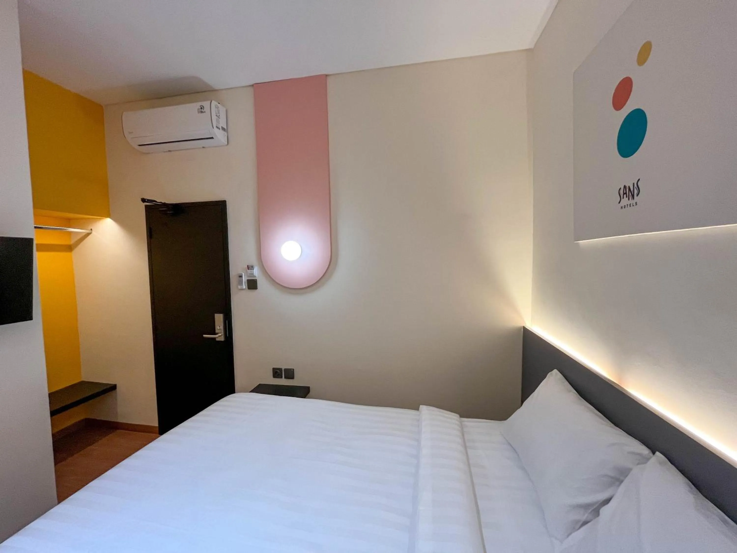 Bed in SANS Hotel Premiere Majapahit Semarang