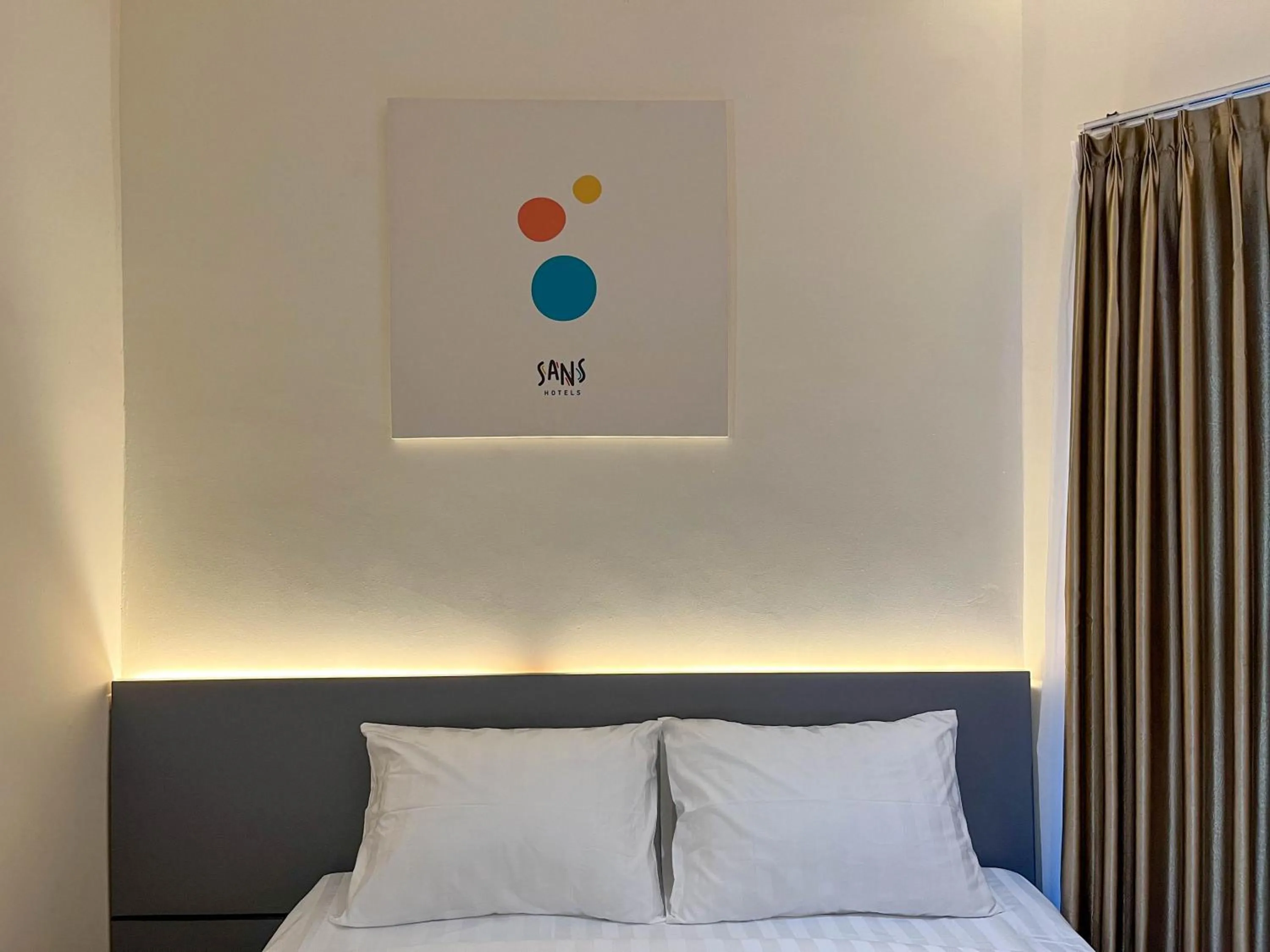 Bed in SANS Hotel Premiere Majapahit Semarang