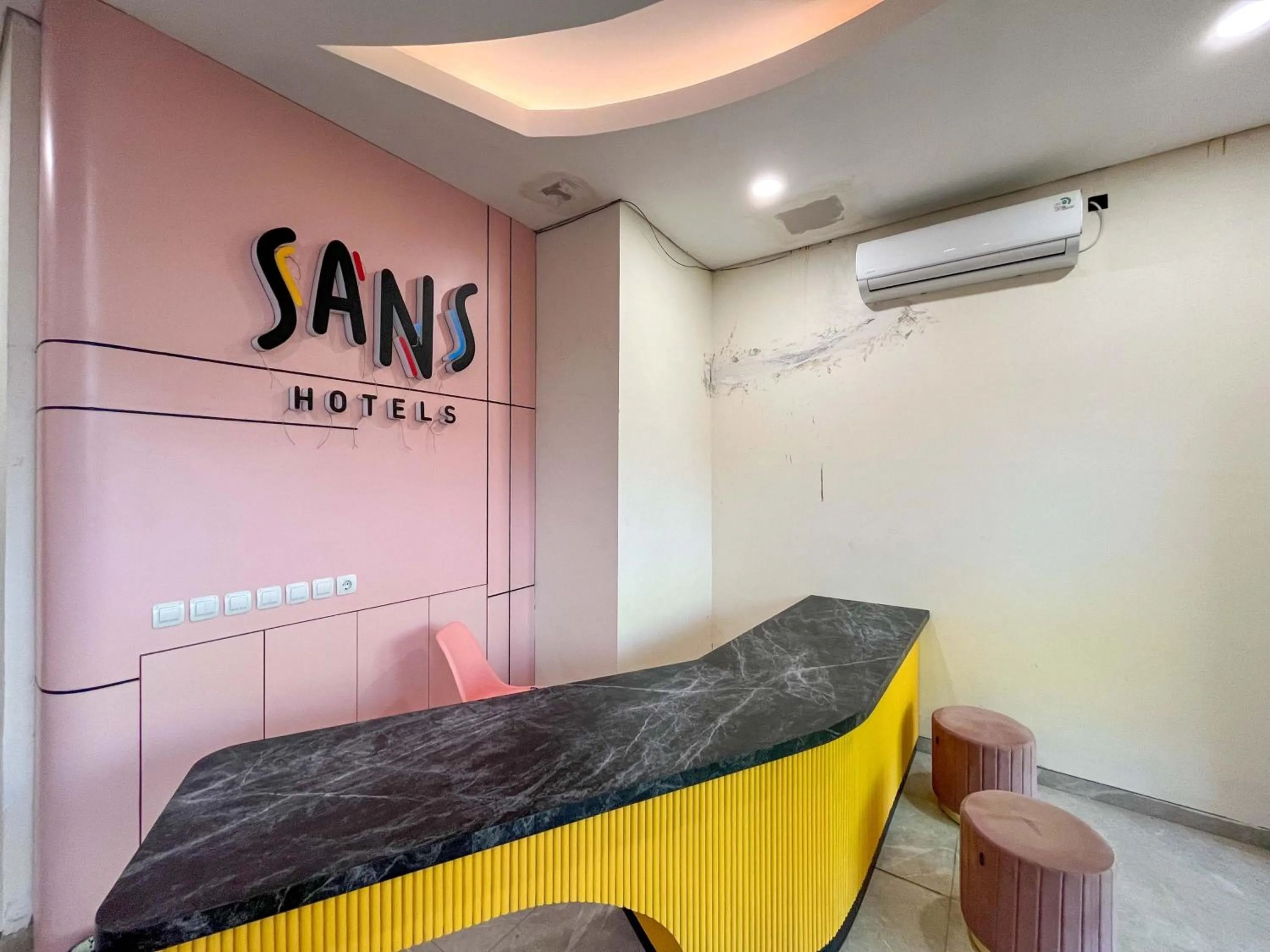 Lobby or reception in SANS Hotel Premiere Majapahit Semarang
