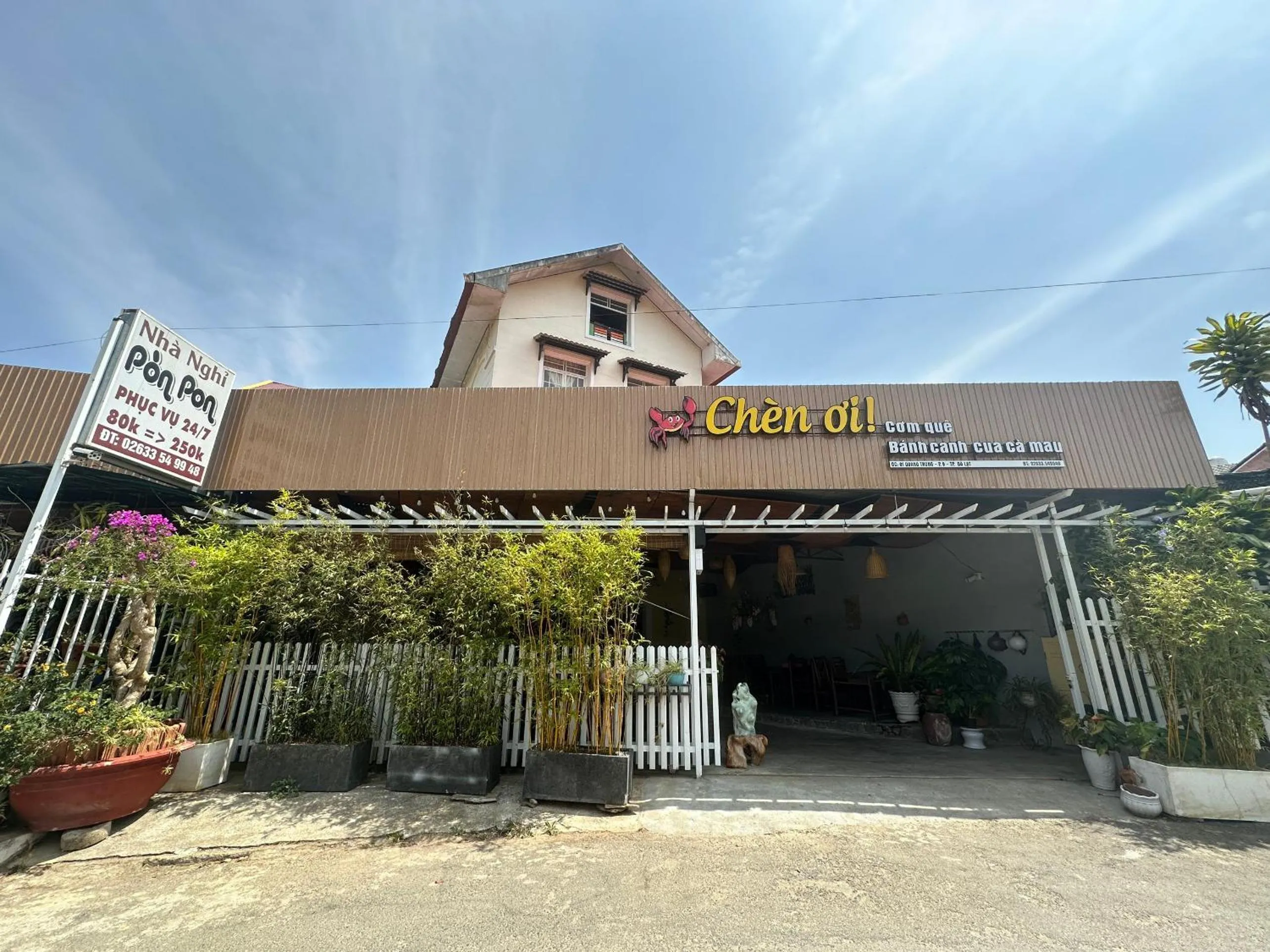 Facade/entrance in OYO 1232 Pòn Pon Hostel