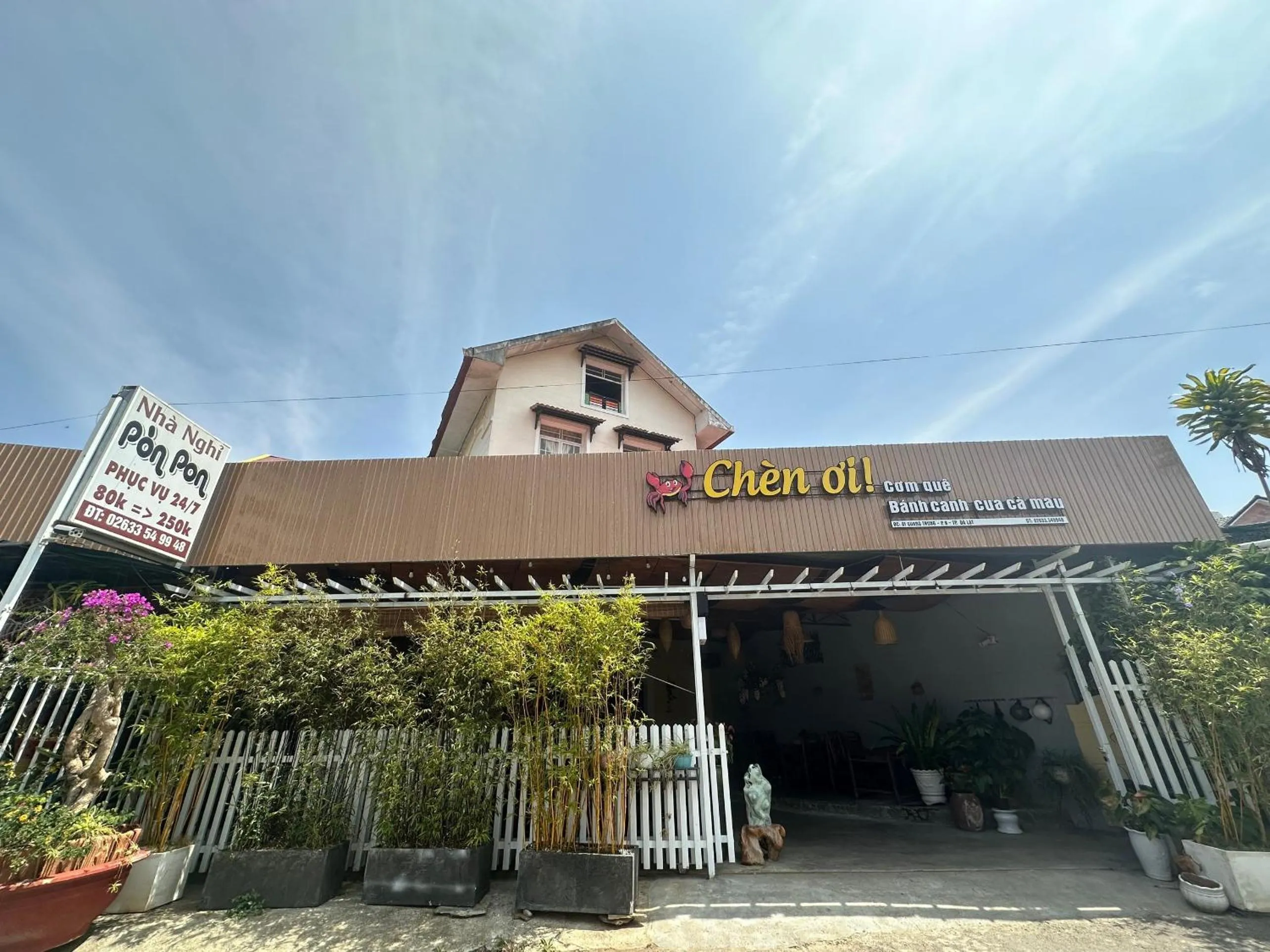 Facade/entrance in OYO 1232 Pòn Pon Hostel