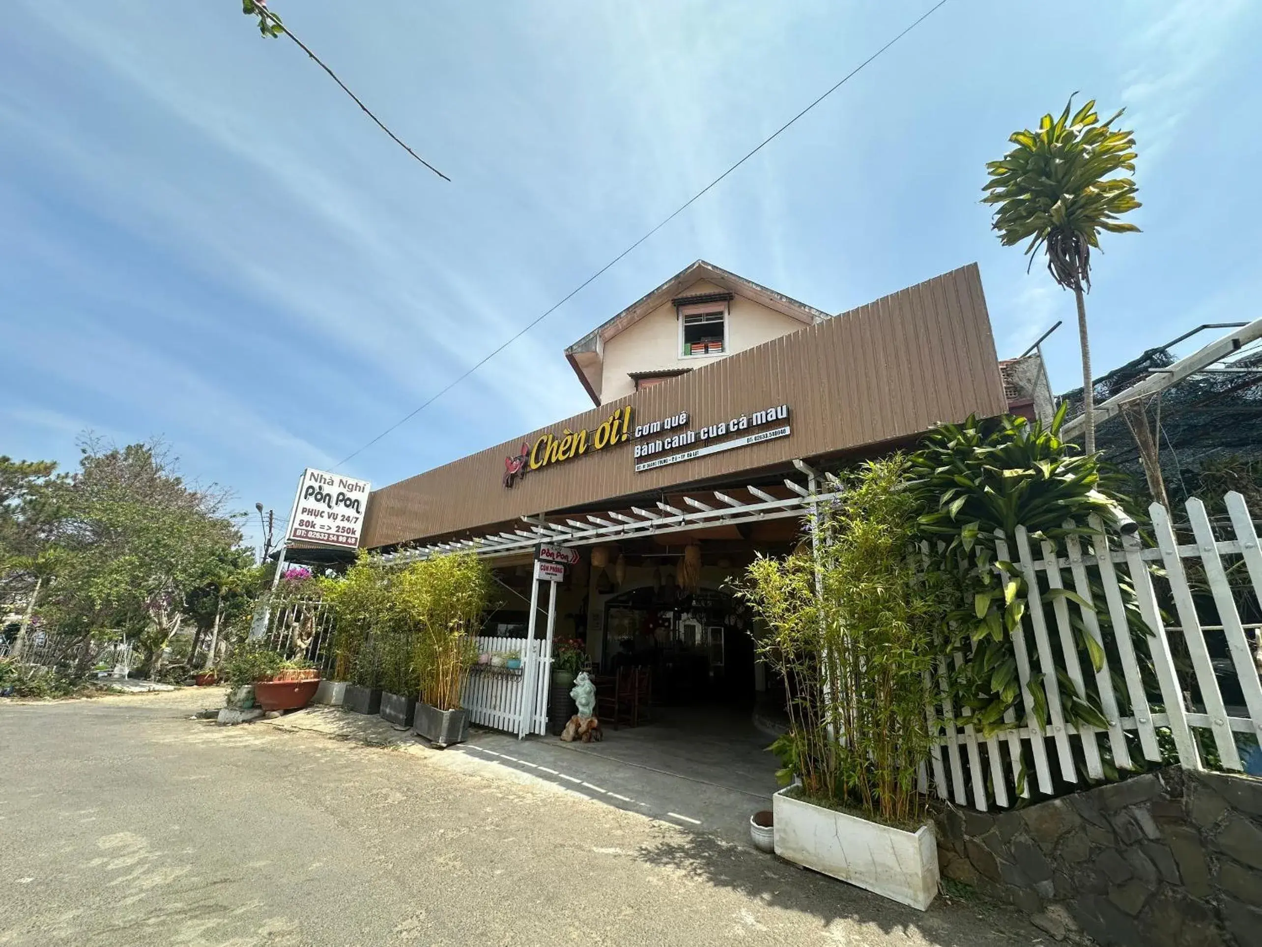 Facade/entrance in OYO 1232 Pòn Pon Hostel Facade/entrance in OYO 1232 Pòn Pon Hostel