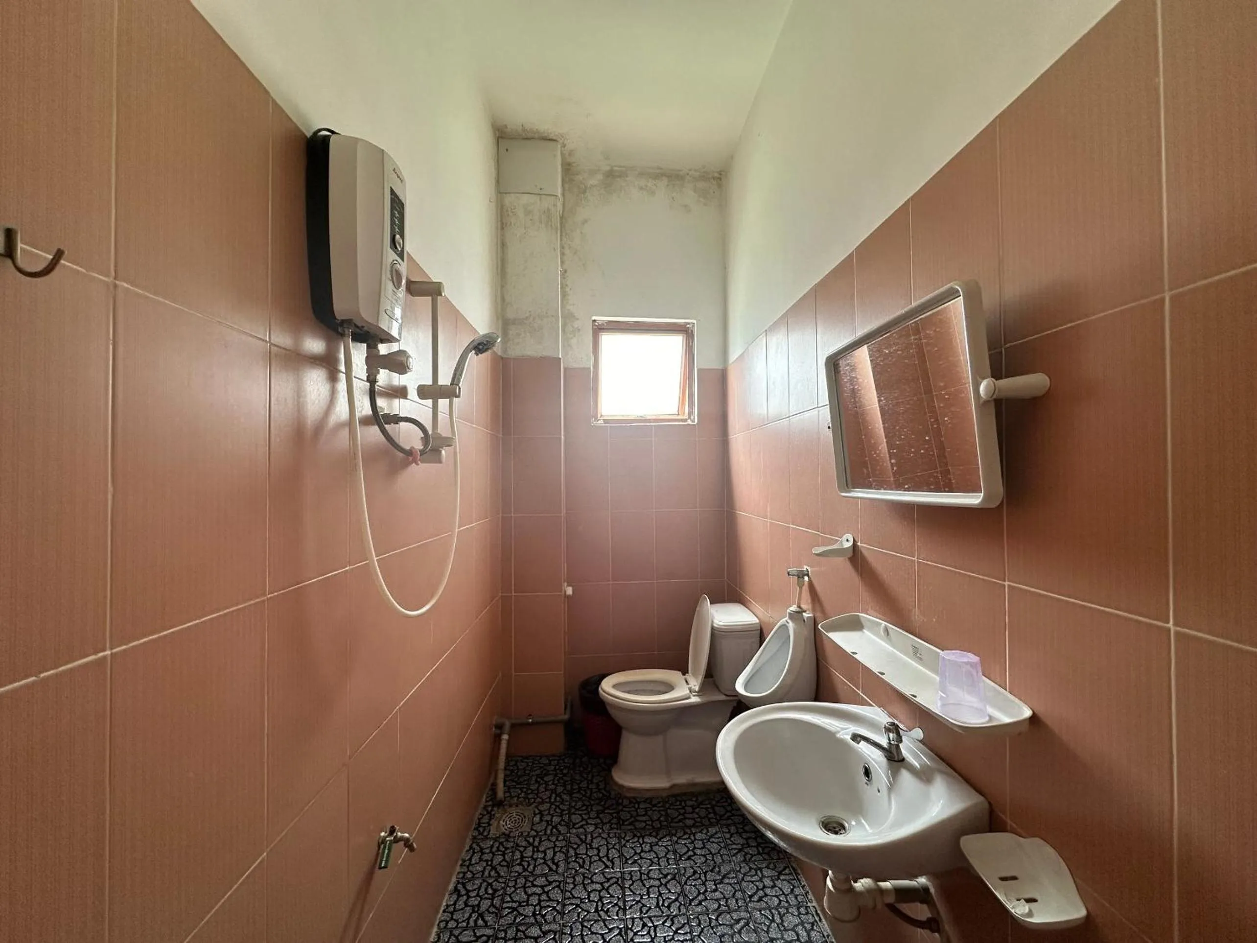 Bathroom in OYO 1232 Pòn Pon Hostel