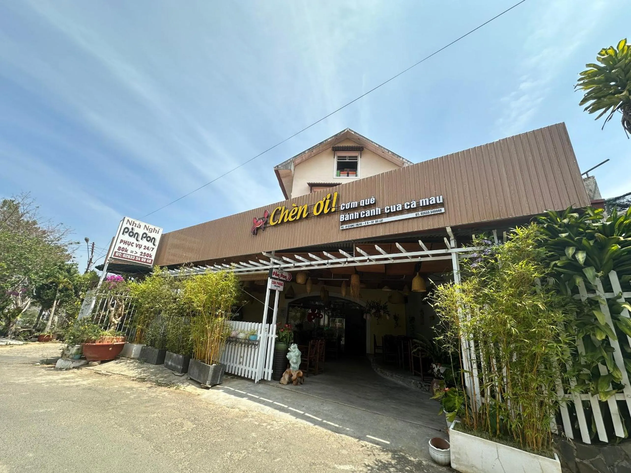Facade/entrance in OYO 1232 Pòn Pon Hostel